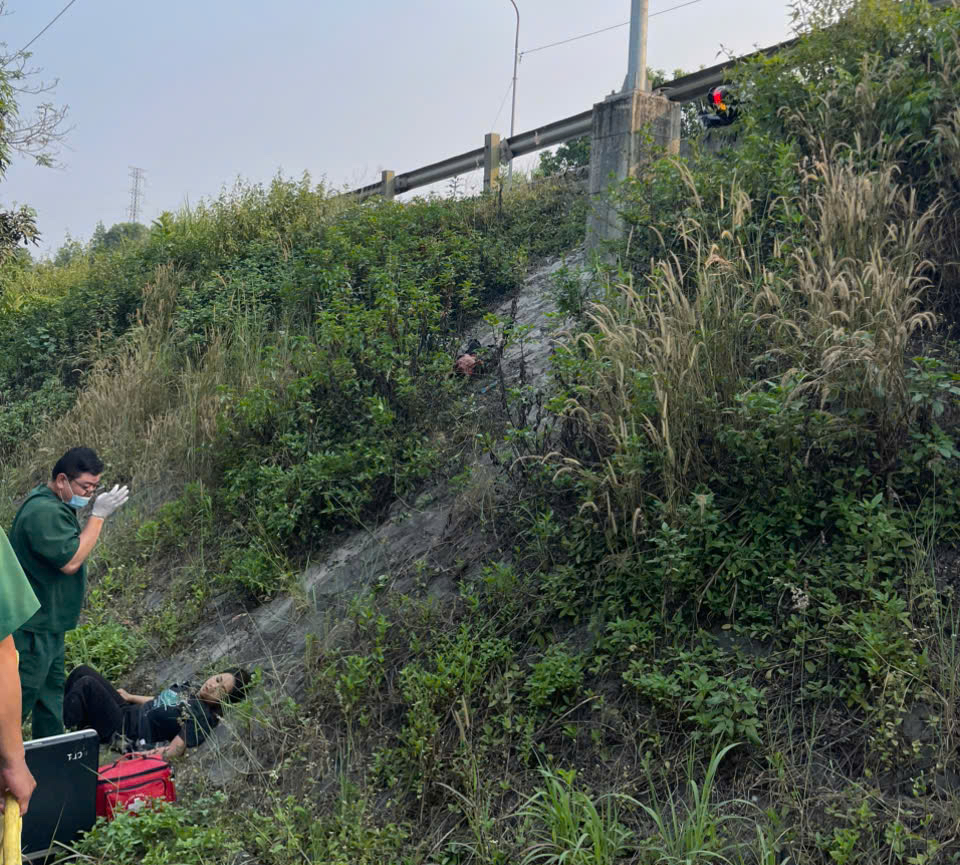 Bị văng khỏi đường sau va chạm với xe đầu kéo, một người chết - Ảnh 1.