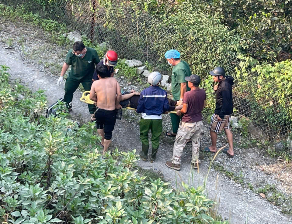 Bị văng khỏi đường sau va chạm với xe đầu kéo, một người chết - Ảnh 2.