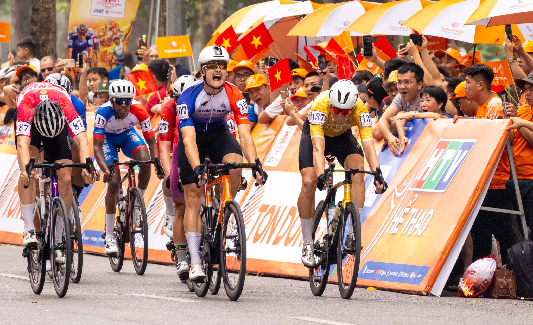 Cúp xe đạp truyền hình TP HCM 2026: Áo vàng, Áo xanh cùng đổi chủ sau chặng đua kịch tính - Ảnh 6.