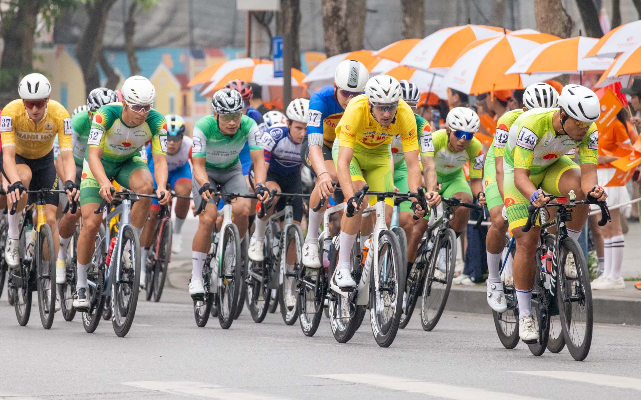 Cúp xe đạp truyền hình TP HCM 2026: Áo vàng, Áo xanh cùng đổi chủ sau chặng đua kịch tính - Ảnh 2.