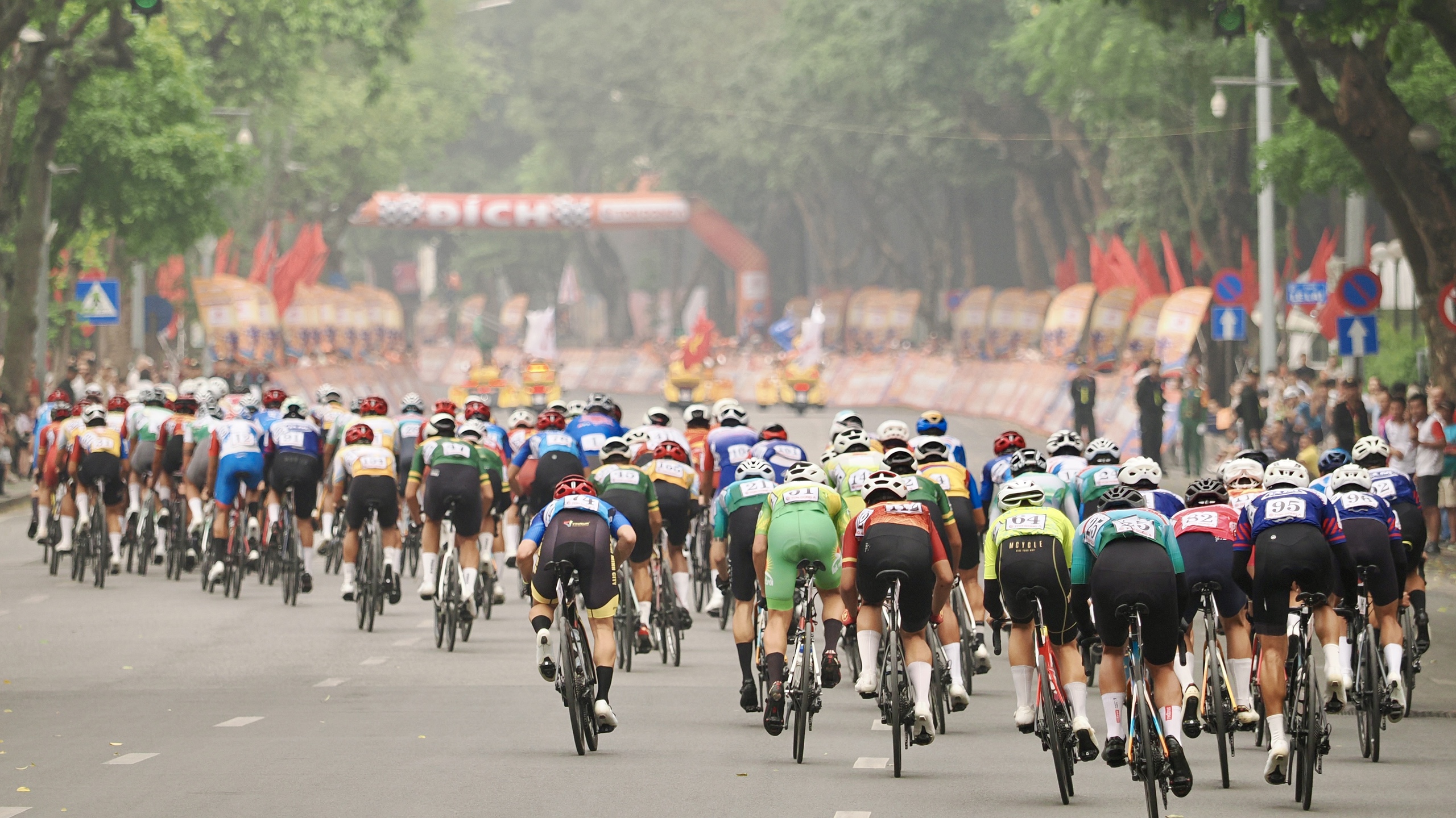 Cúp xe đạp truyền hình TP HCM 2026: Áo vàng, Áo xanh cùng đổi chủ sau chặng đua kịch tính - Ảnh 3.