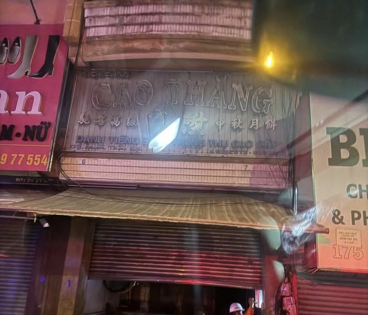 Cháy tiệm bánh ở TPHCM, cứu hai người bị mắc kẹt - Ảnh 1.