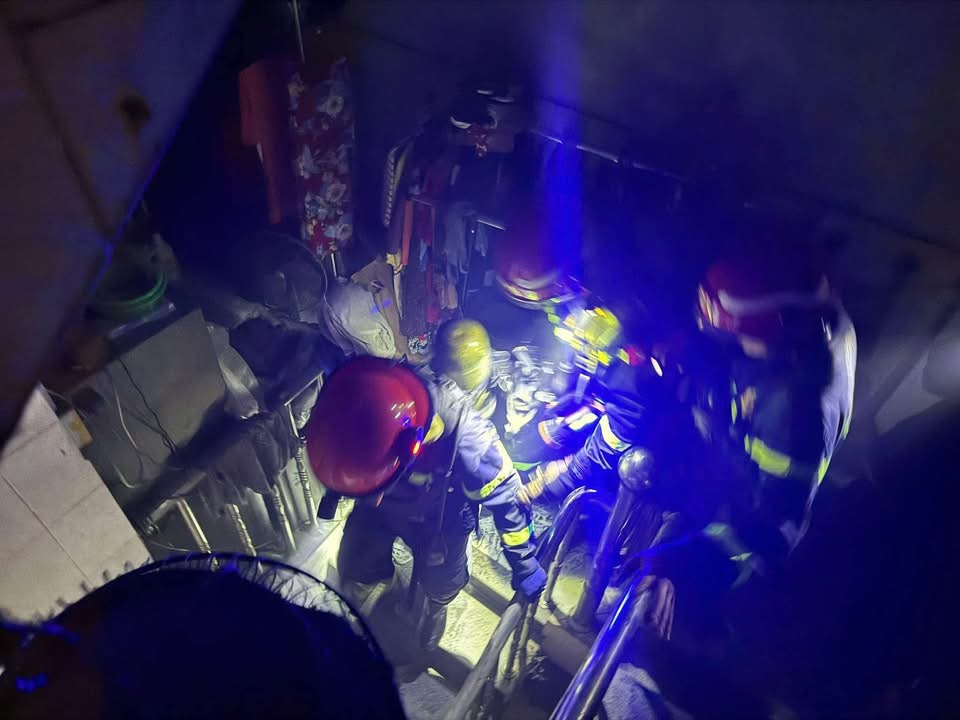 Cháy tiệm bánh ở TPHCM, cứu hai người bị mắc kẹt - Ảnh 3.