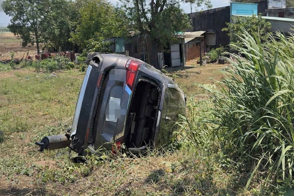 Tông xe dừng bên đường, ô tô lao xuống ruộng, lật ngửa - Ảnh 1.