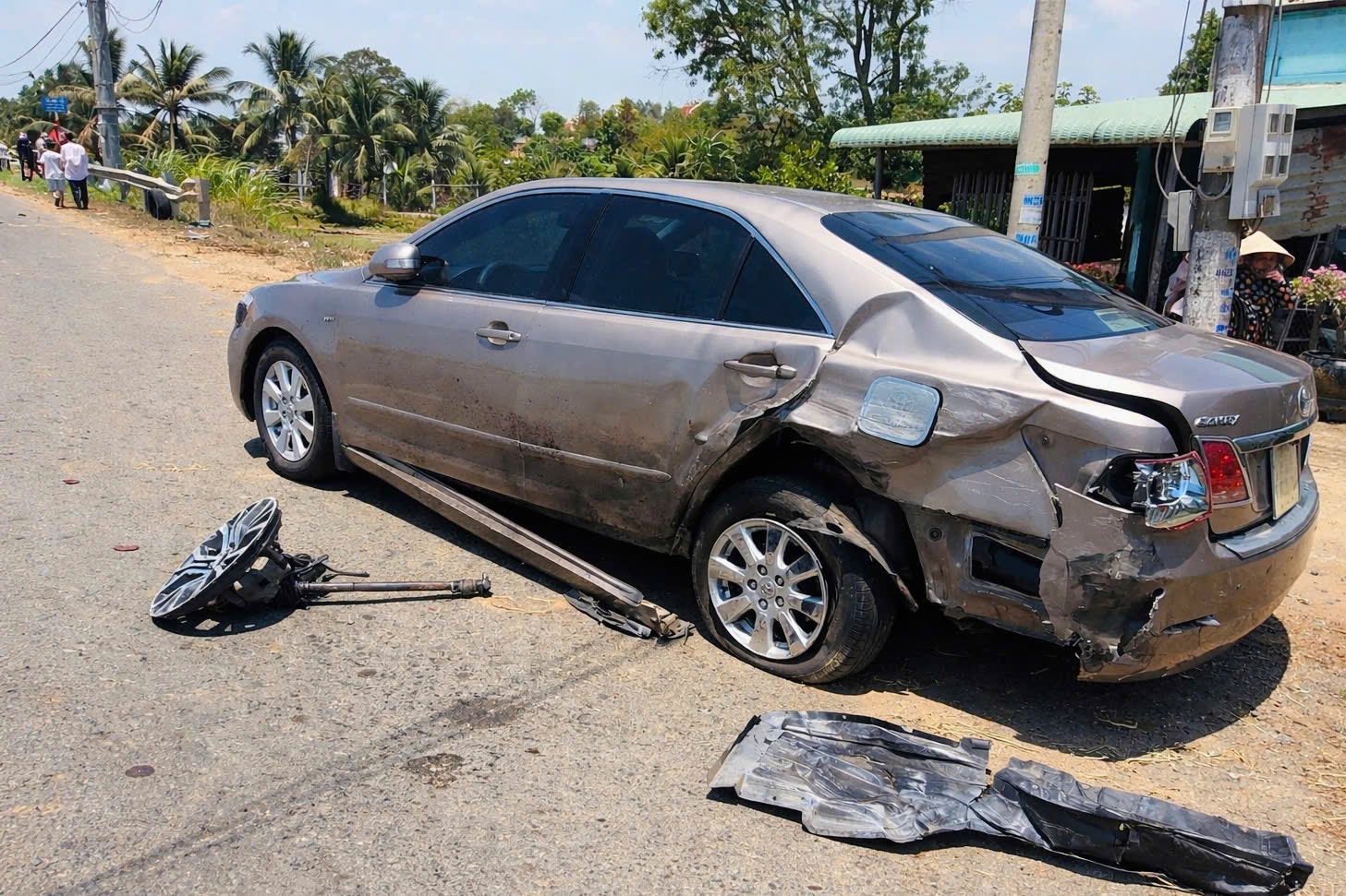 Tông xe dừng bên đường, ô tô lao xuống ruộng, lật ngửa - Ảnh 2.