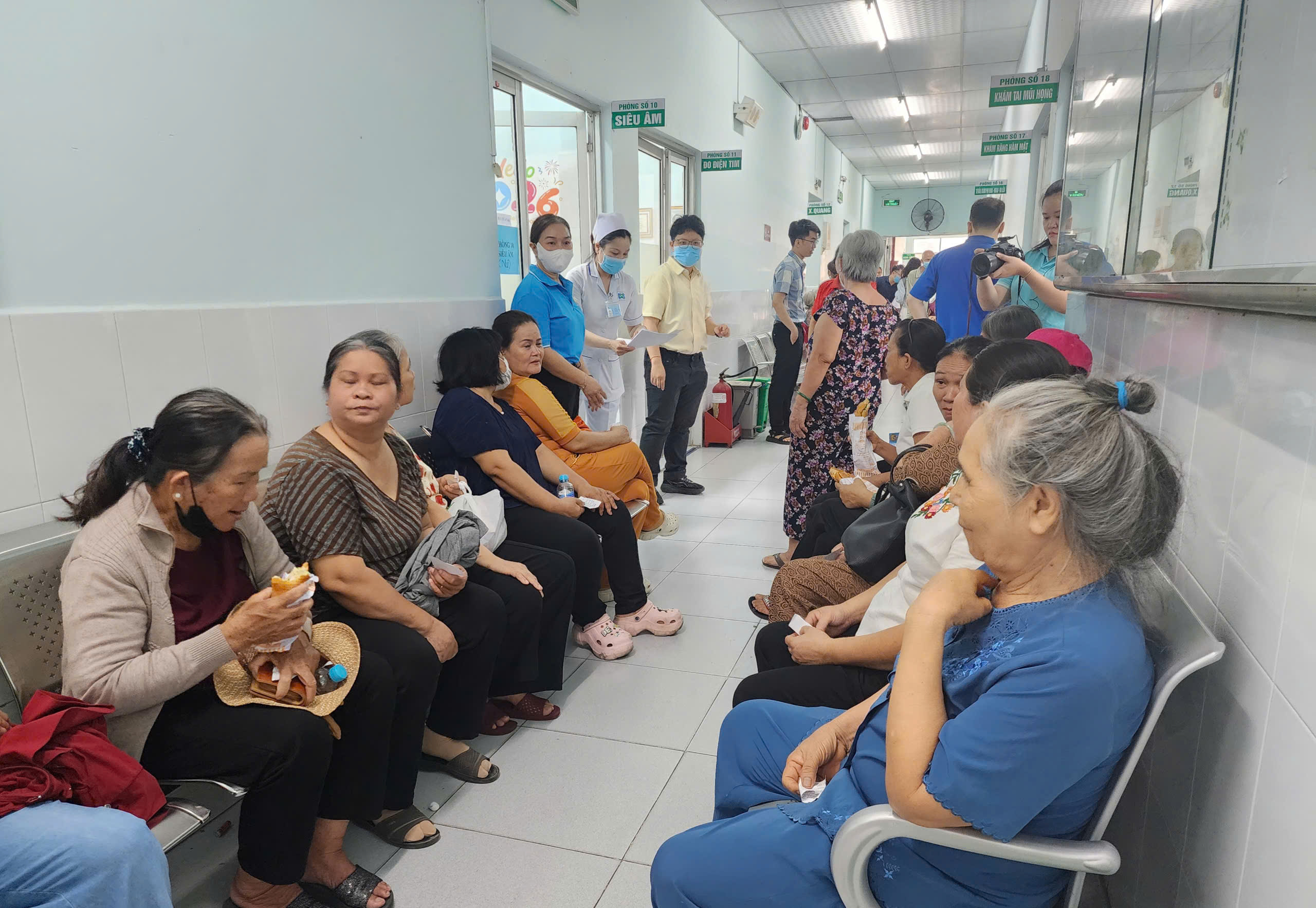 Hai vợ chồng U80 lần đầu được khám sức khỏe - Ảnh 3.