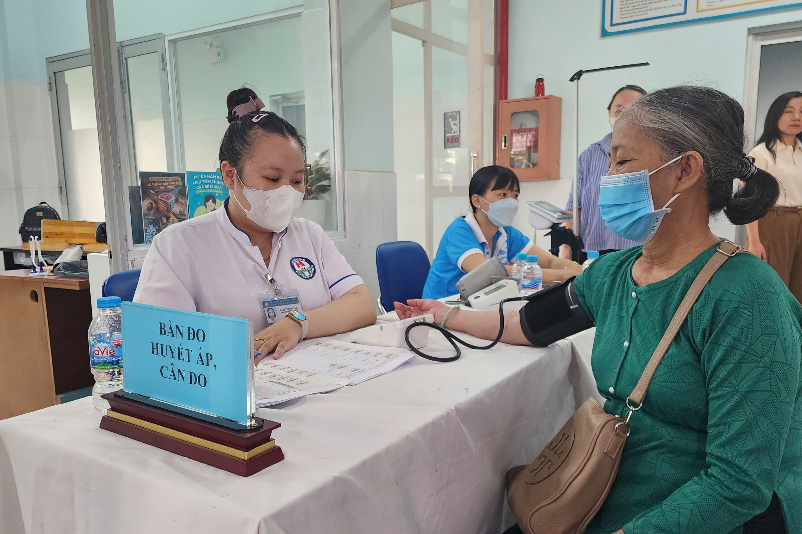 Hai vợ chồng U80 lần đầu được khám sức khỏe - Ảnh 6.