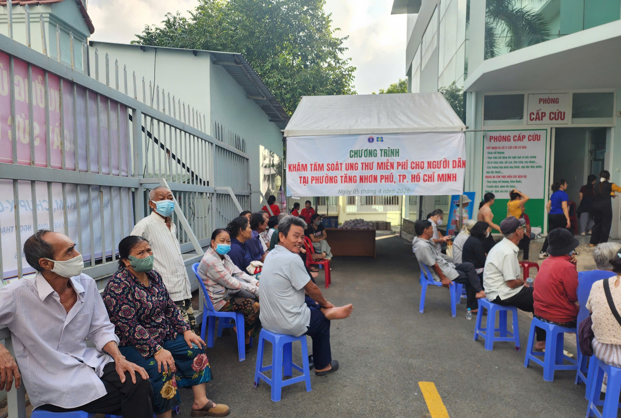 Hai vợ chồng U80 lần đầu được khám sức khỏe - Ảnh 2.