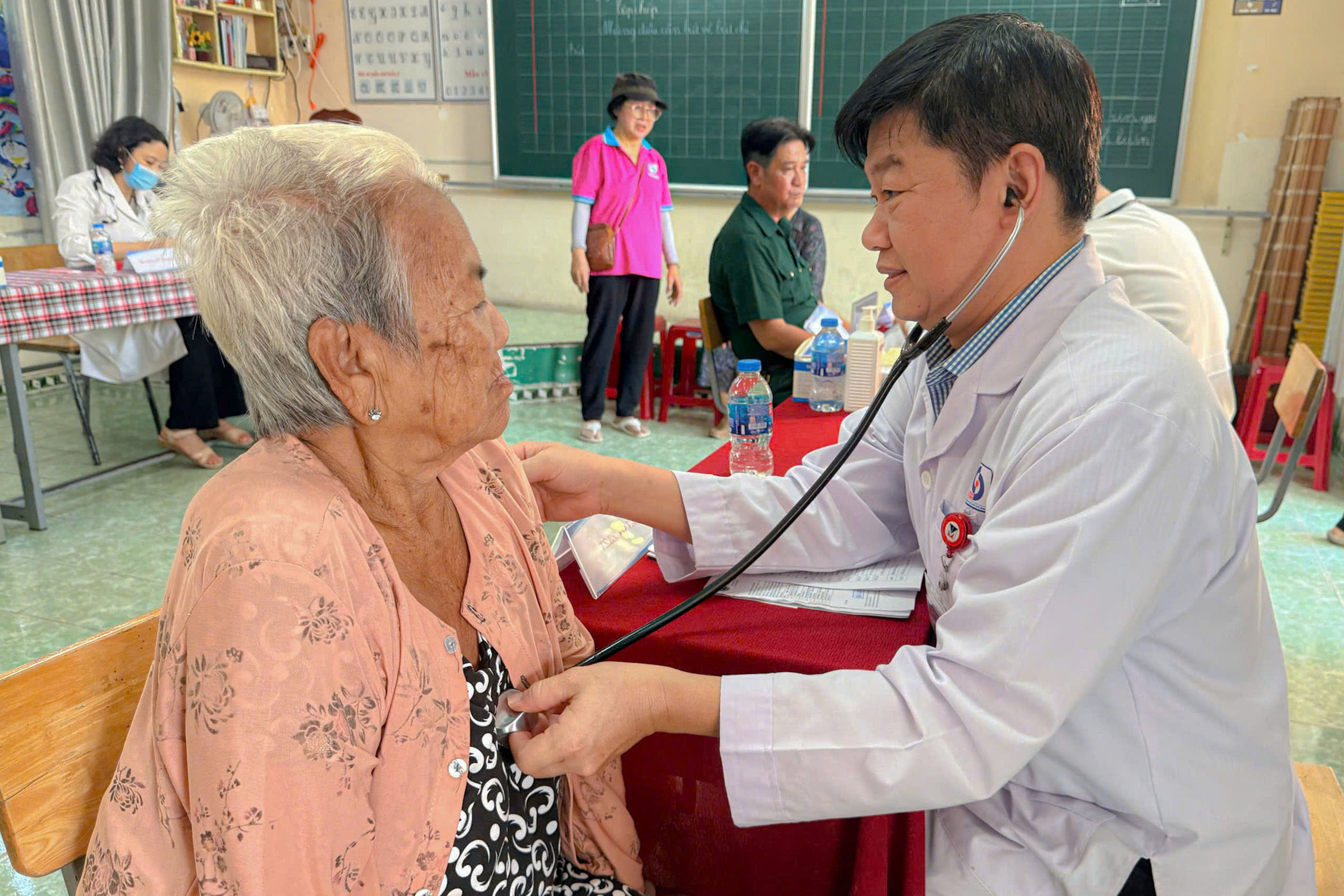 Hai vợ chồng U80 lần đầu được khám sức khỏe - Ảnh 7.