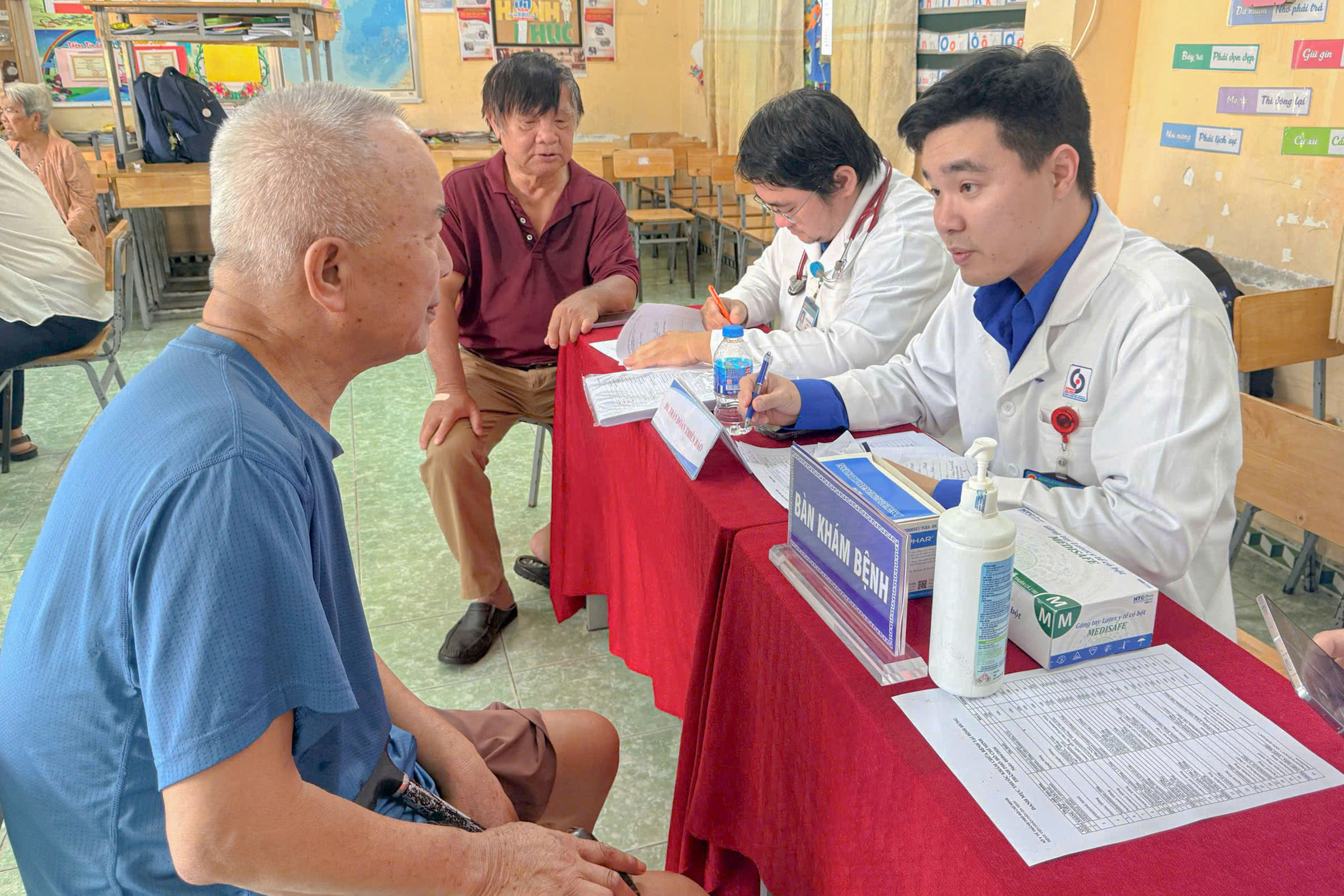 Hai vợ chồng U80 lần đầu được khám sức khỏe - Ảnh 8.