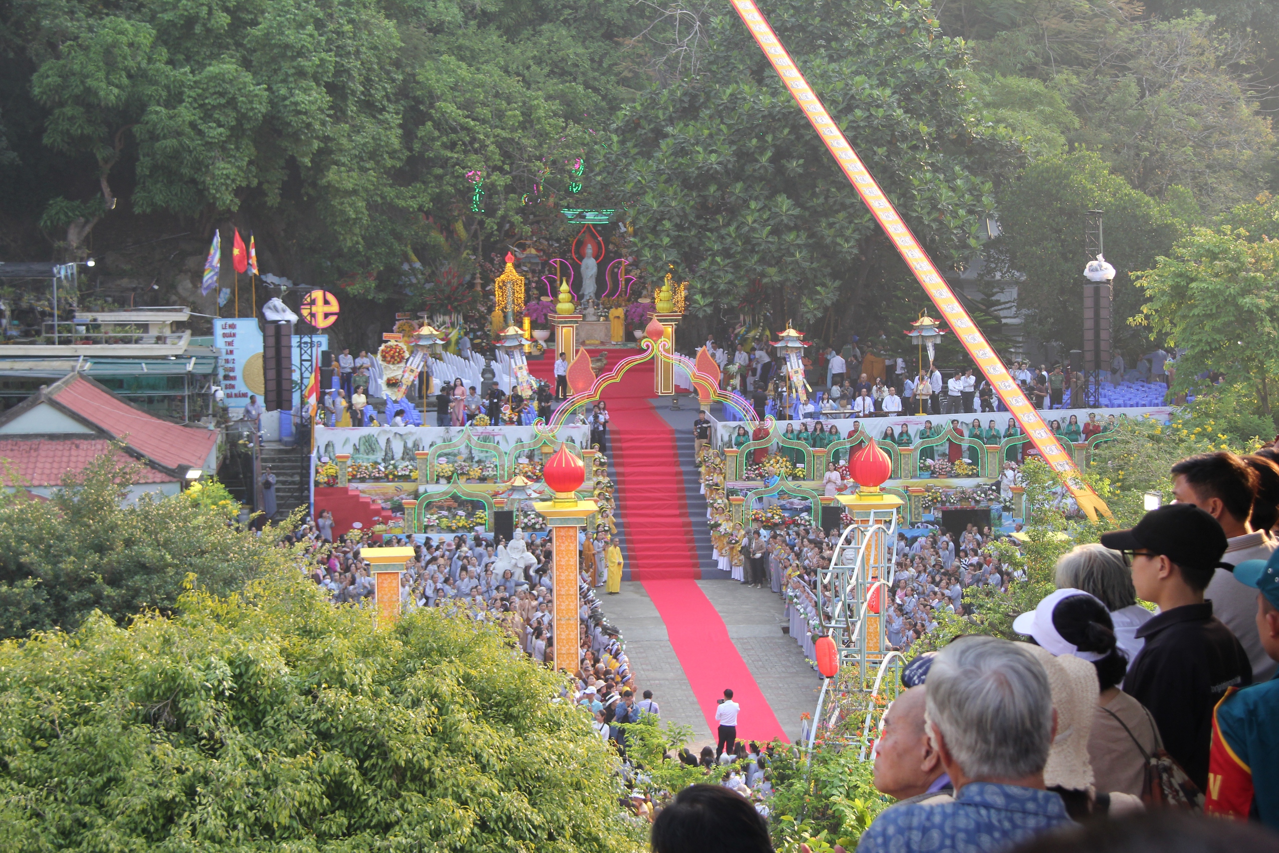 CLIP: H&agrave;ng ngh&igrave;n người chi&ecirc;m b&aacute;i h&oacute;a th&acirc;n Qu&aacute;n &Acirc;m thị hiện - Ảnh 2.