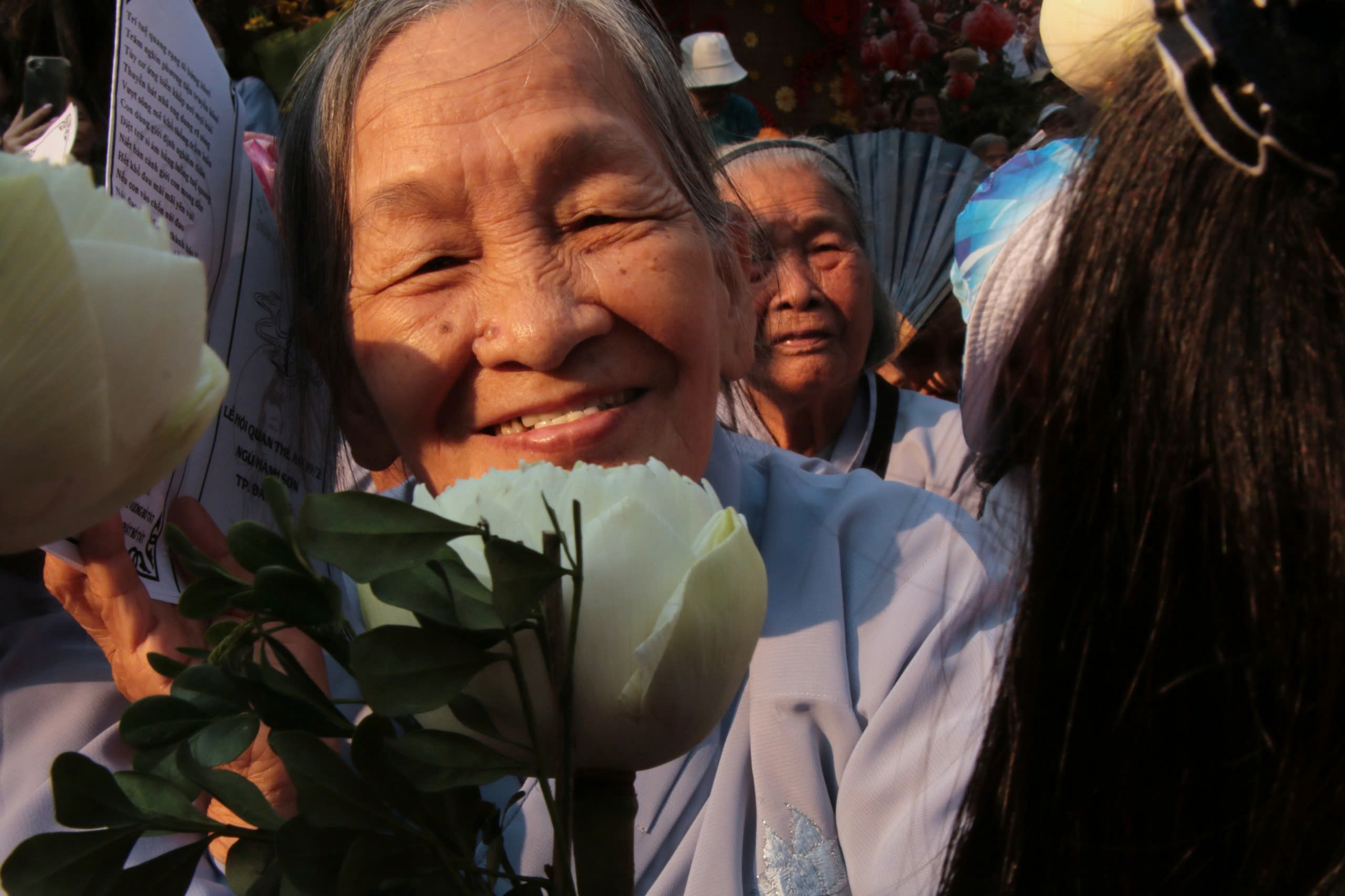 CLIP: H&agrave;ng ngh&igrave;n người chi&ecirc;m b&aacute;i h&oacute;a th&acirc;n Qu&aacute;n &Acirc;m thị hiện - Ảnh 8.