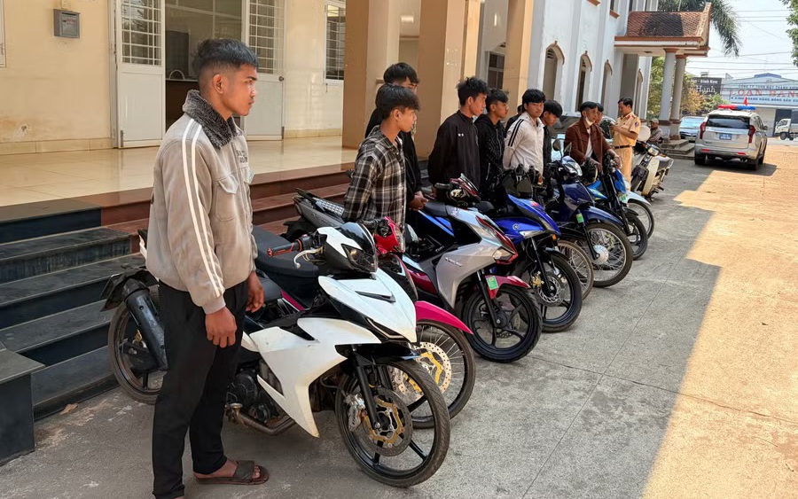CSGT Gia Lai h&oacute;a trang, mật phục bắt nh&oacute;m &ldquo;qu&aacute;i xế&rdquo; n&aacute;o loạn đường tr&aacute;nh Pleiku - Ảnh 2.