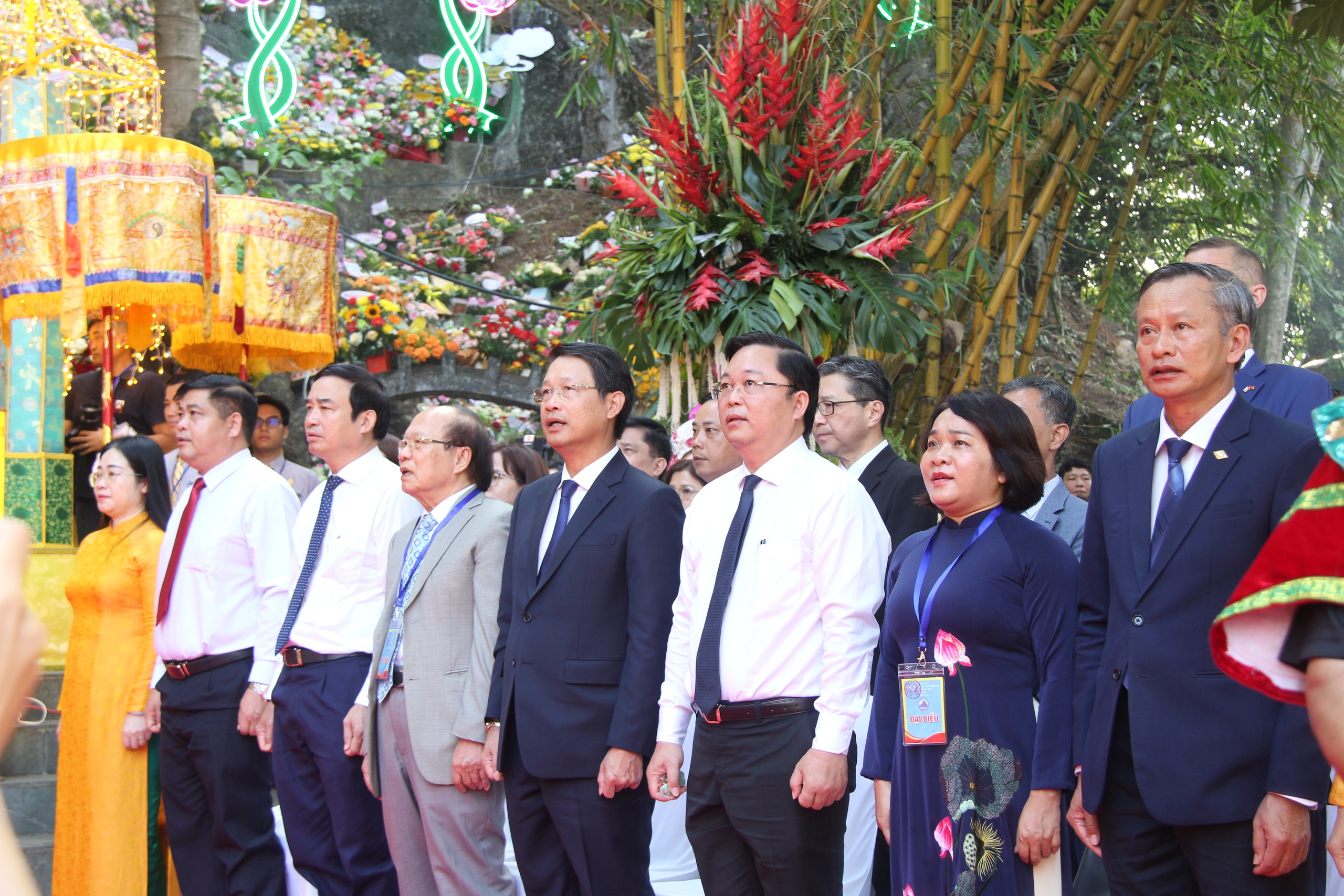 CLIP: H&agrave;ng ngh&igrave;n người chi&ecirc;m b&aacute;i h&oacute;a th&acirc;n Qu&aacute;n &Acirc;m thị hiện - Ảnh 3.