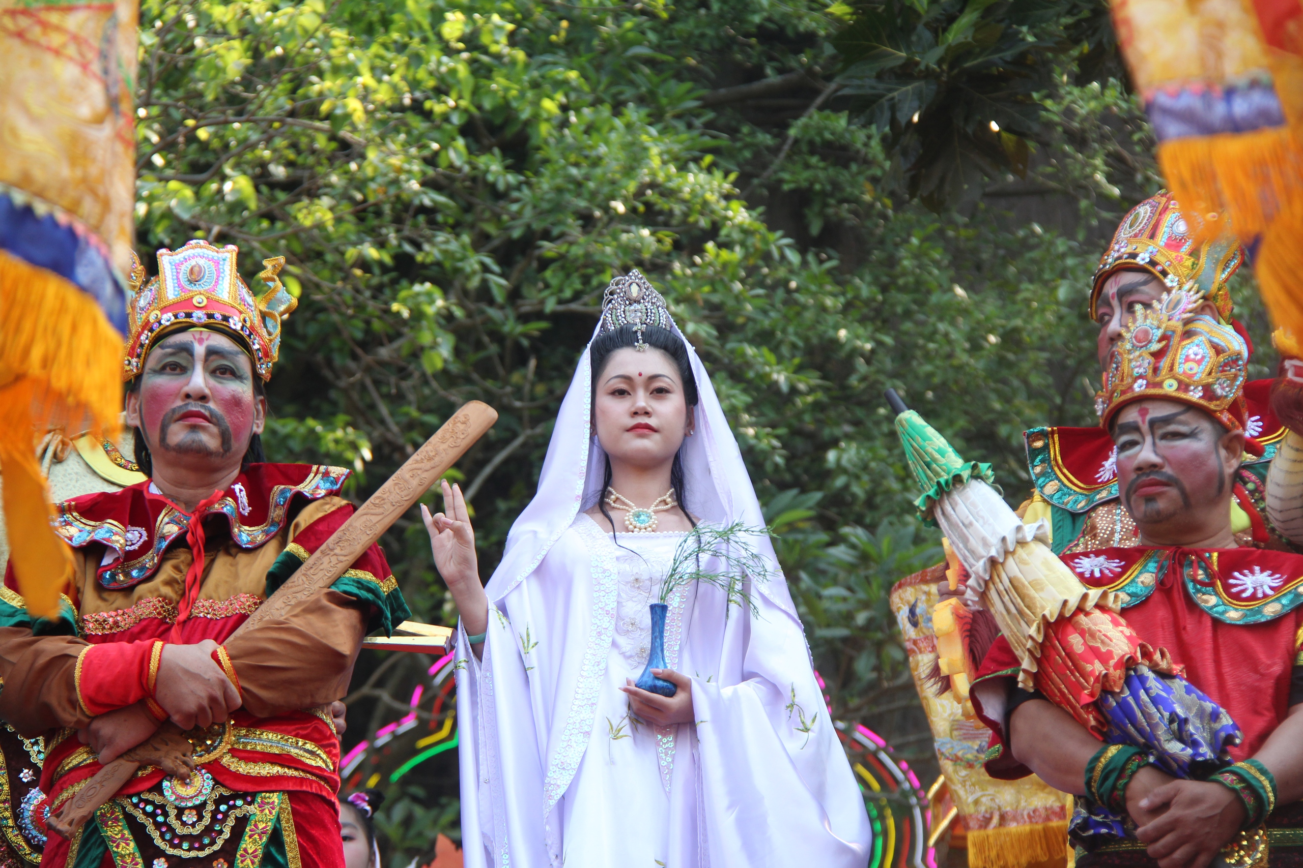 CLIP: H&agrave;ng ngh&igrave;n người chi&ecirc;m b&aacute;i h&oacute;a th&acirc;n Qu&aacute;n &Acirc;m thị hiện - Ảnh 7.