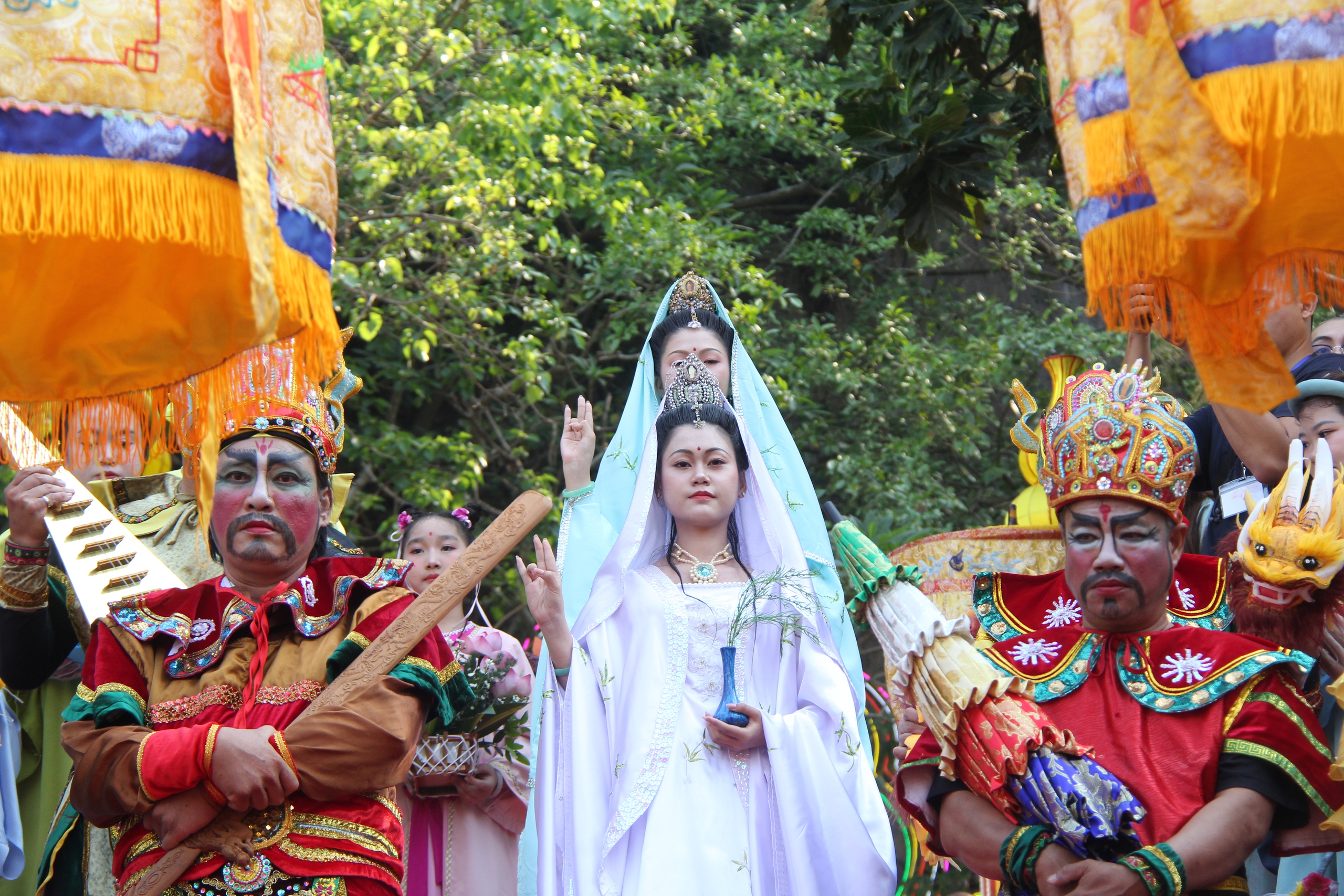 CLIP: H&agrave;ng ngh&igrave;n người chi&ecirc;m b&aacute;i h&oacute;a th&acirc;n Qu&aacute;n &Acirc;m thị hiện - Ảnh 1.