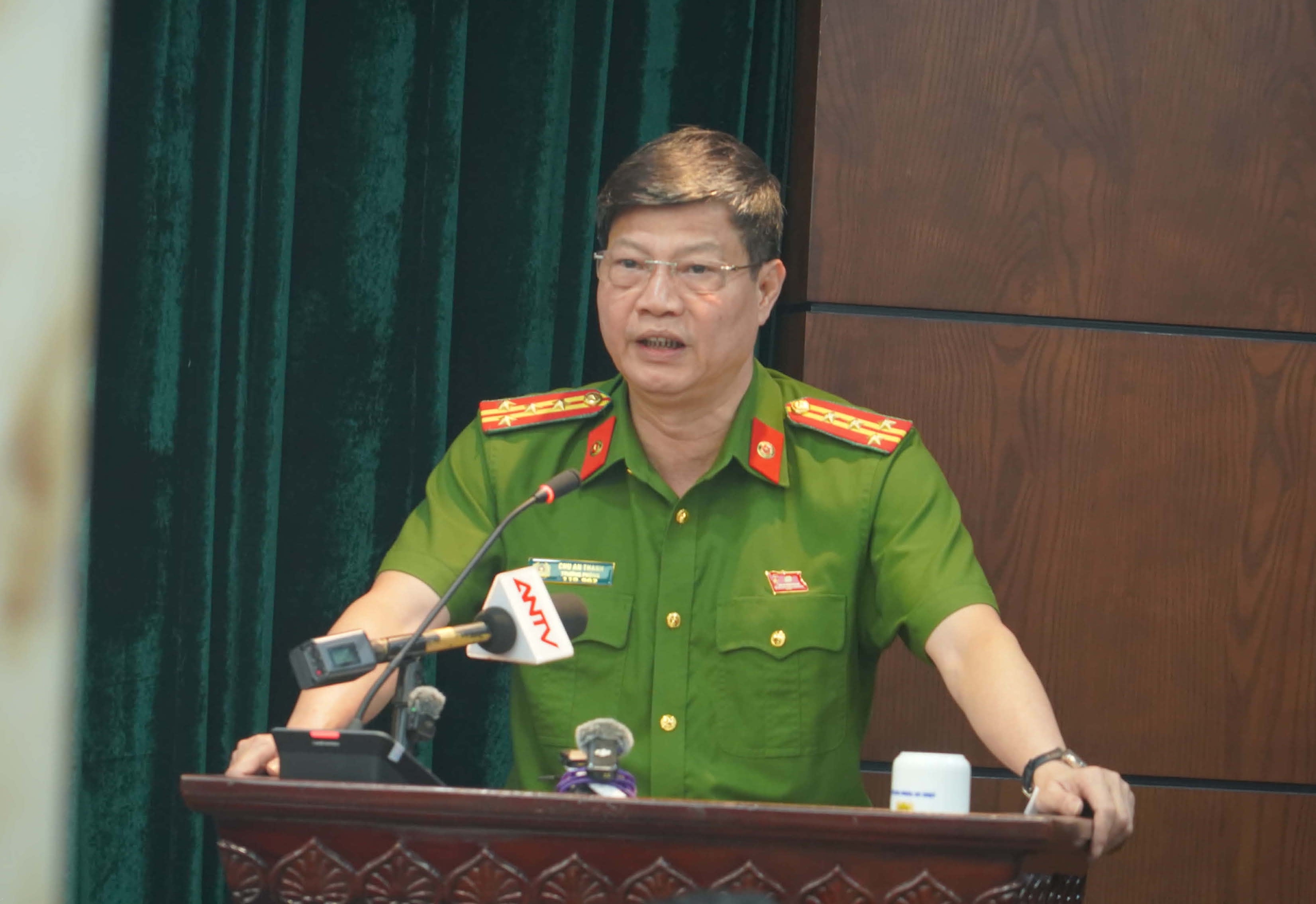 Nguyên giám đốc công ty Bảo tín Minh Châu và con trai bị khởi tố - Ảnh 1.