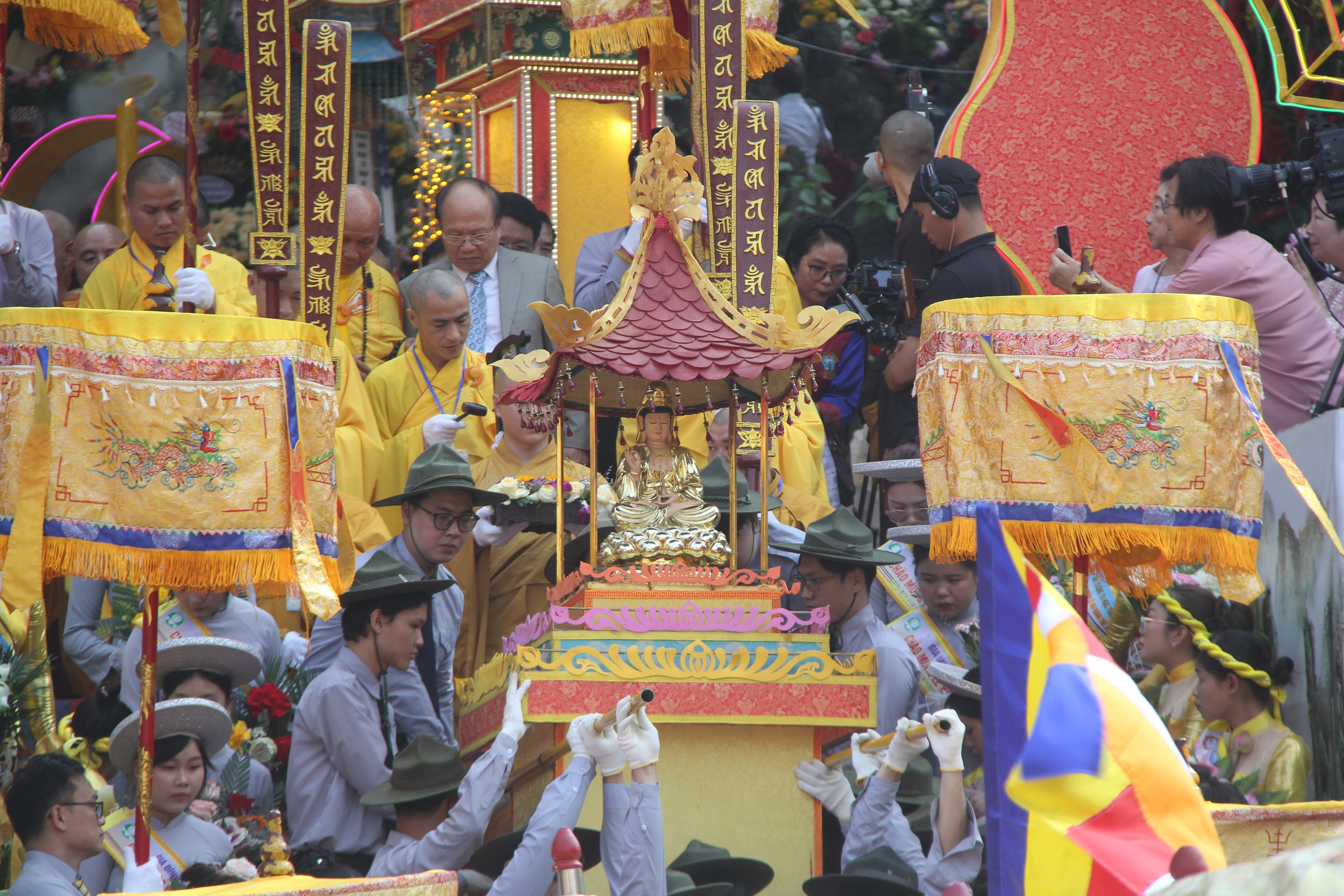 CLIP: H&agrave;ng ngh&igrave;n người chi&ecirc;m b&aacute;i h&oacute;a th&acirc;n Qu&aacute;n &Acirc;m thị hiện - Ảnh 5.