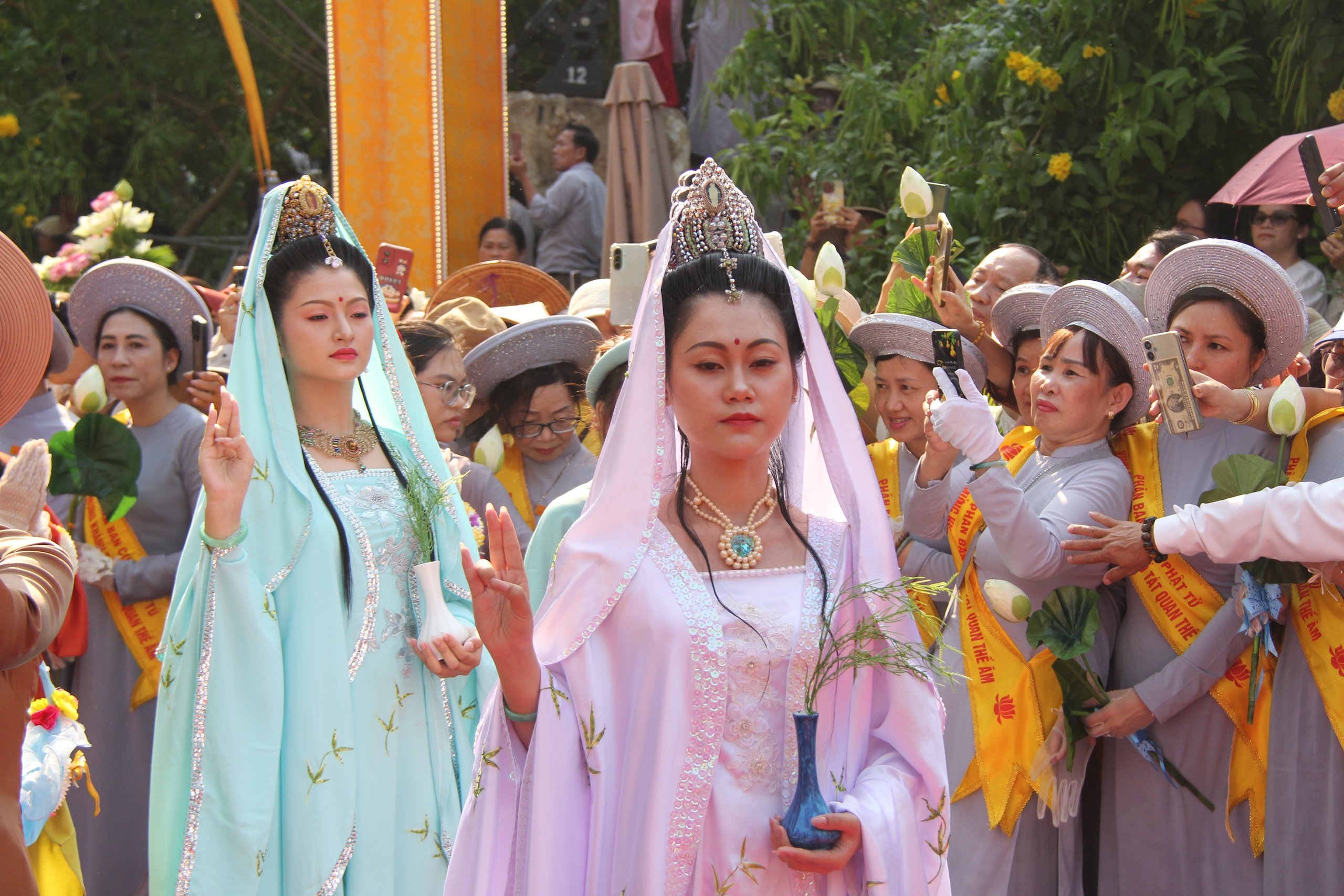 CLIP: H&agrave;ng ngh&igrave;n người chi&ecirc;m b&aacute;i h&oacute;a th&acirc;n Qu&aacute;n &Acirc;m thị hiện - Ảnh 6.