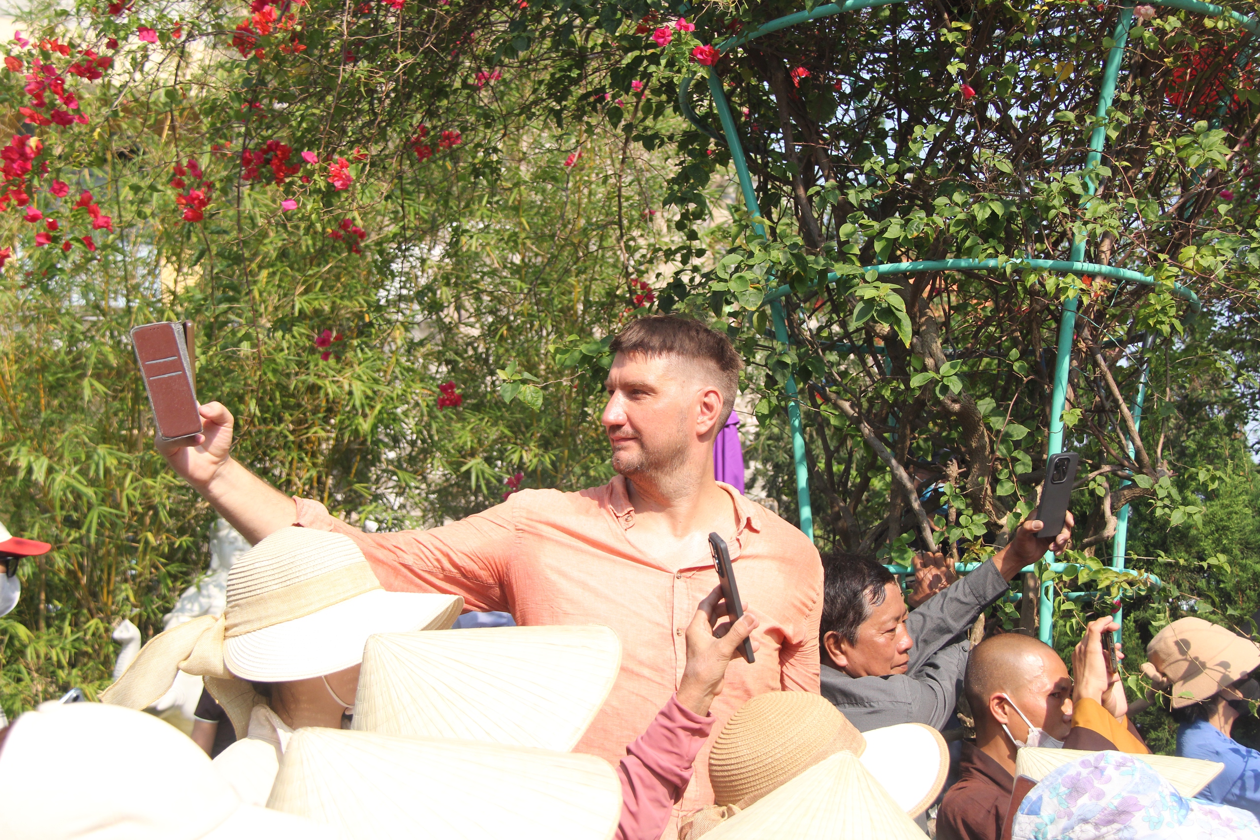 CLIP: H&agrave;ng ngh&igrave;n người chi&ecirc;m b&aacute;i h&oacute;a th&acirc;n Qu&aacute;n &Acirc;m thị hiện - Ảnh 9.