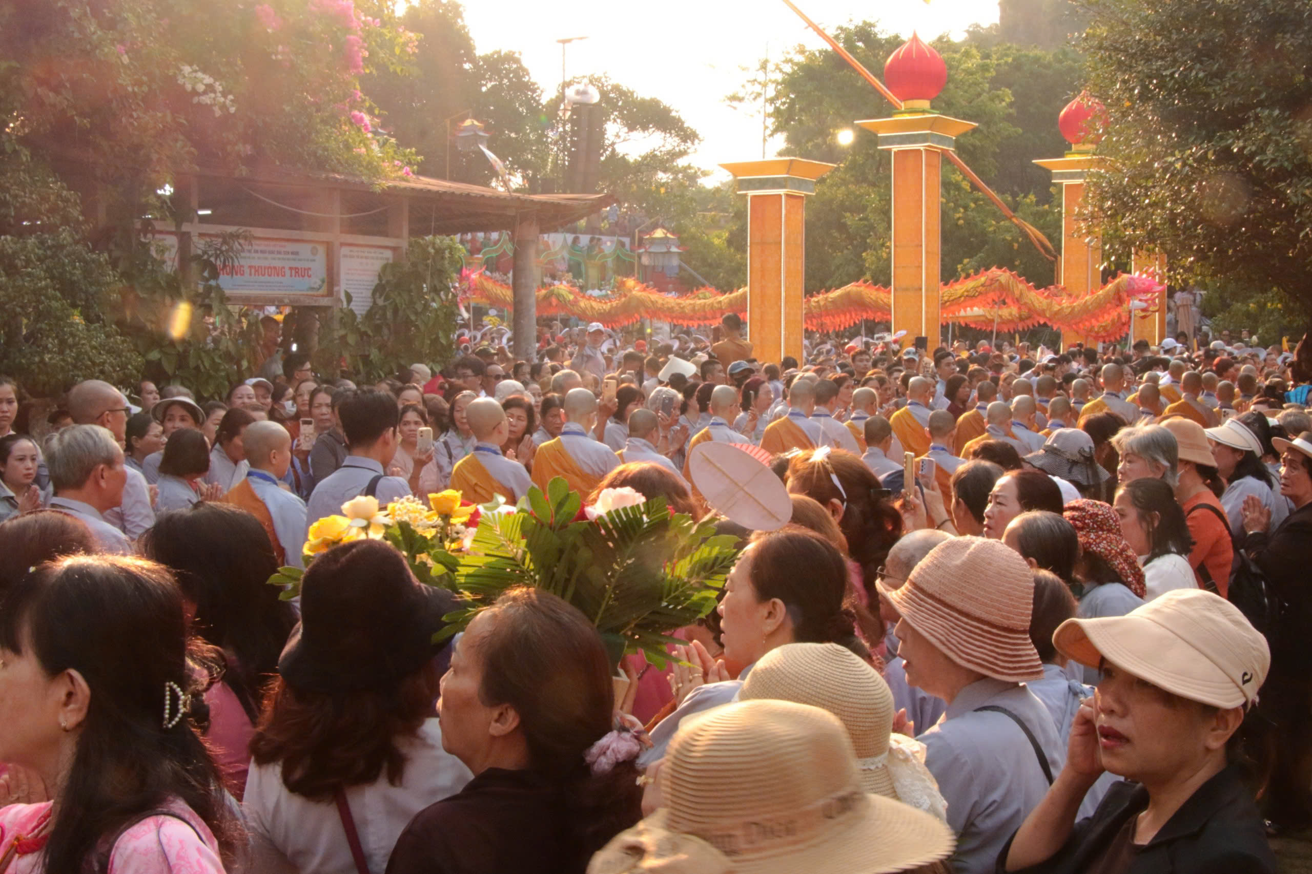 CLIP: H&agrave;ng ngh&igrave;n người chi&ecirc;m b&aacute;i h&oacute;a th&acirc;n Qu&aacute;n &Acirc;m thị hiện - Ảnh 4.