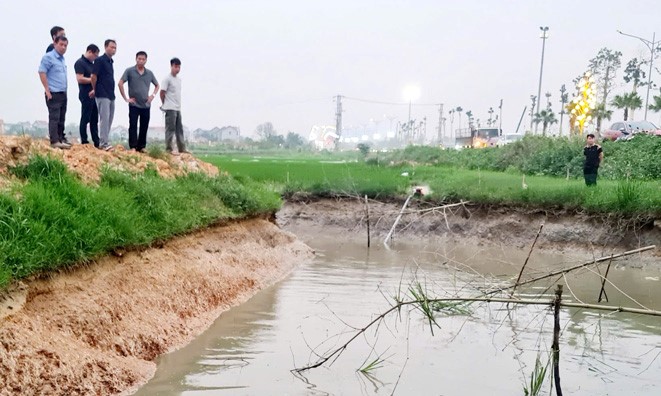 Phát hiện thi thể nam thanh niên ở ven đường - Ảnh 1.