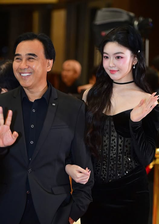 Quyền Linh tặng con gái Lọ Lem