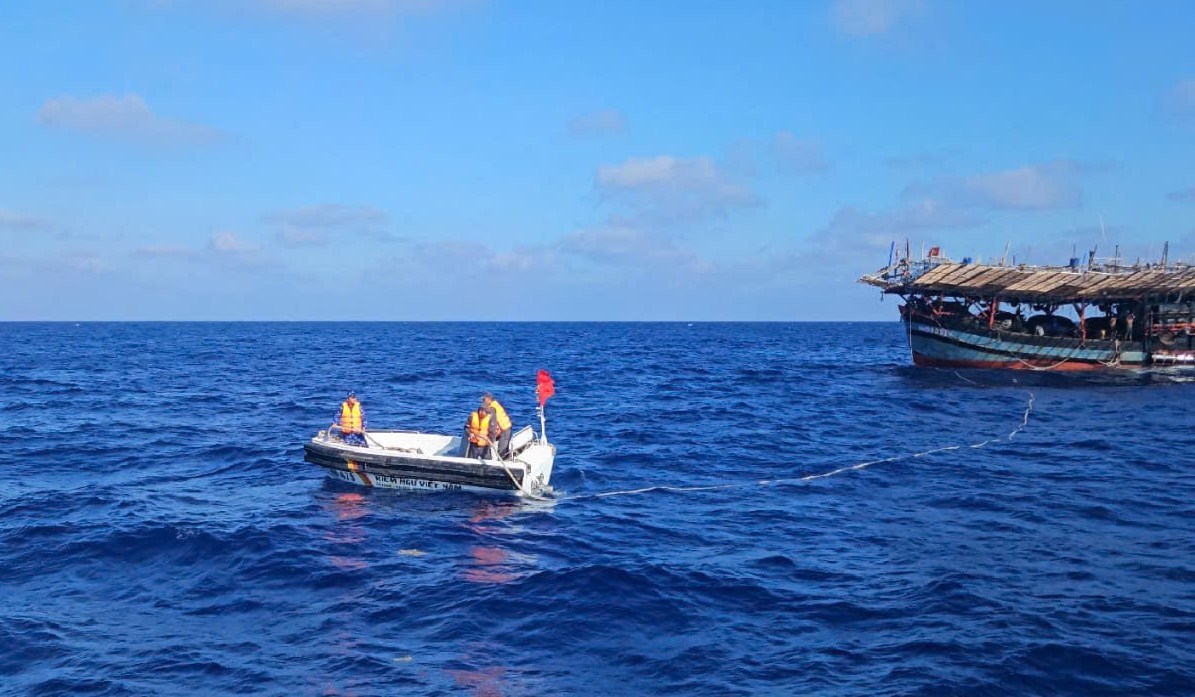 Cứu 36 ngư dân Quảng Ngãi ở Trường Sa - Ảnh 3.