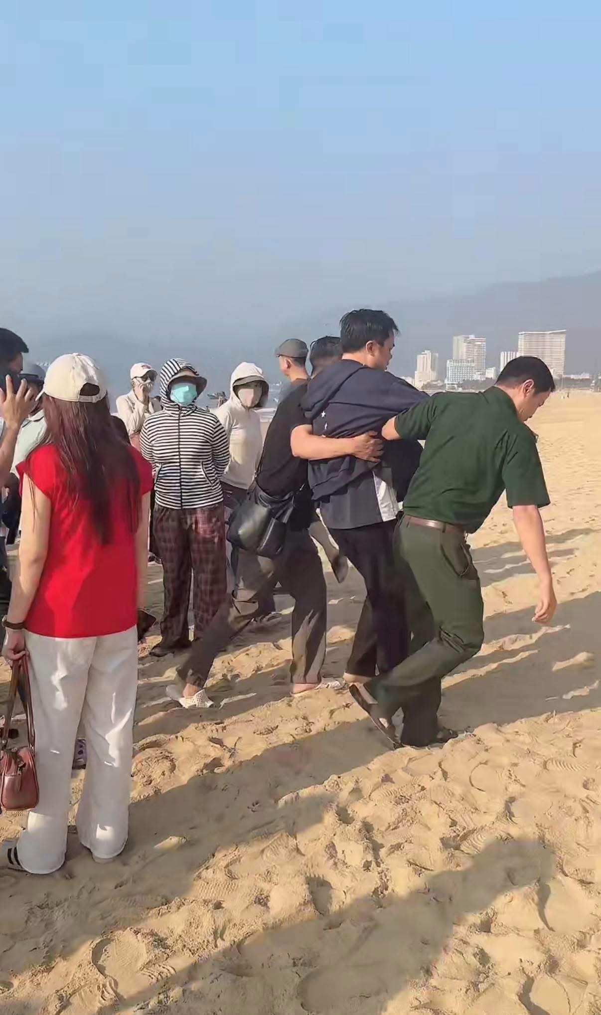 Huy động tàu cá thả lưới tìm nam sinh lớp 12 mất tích trên biển Quy Nhơn - Ảnh 1.