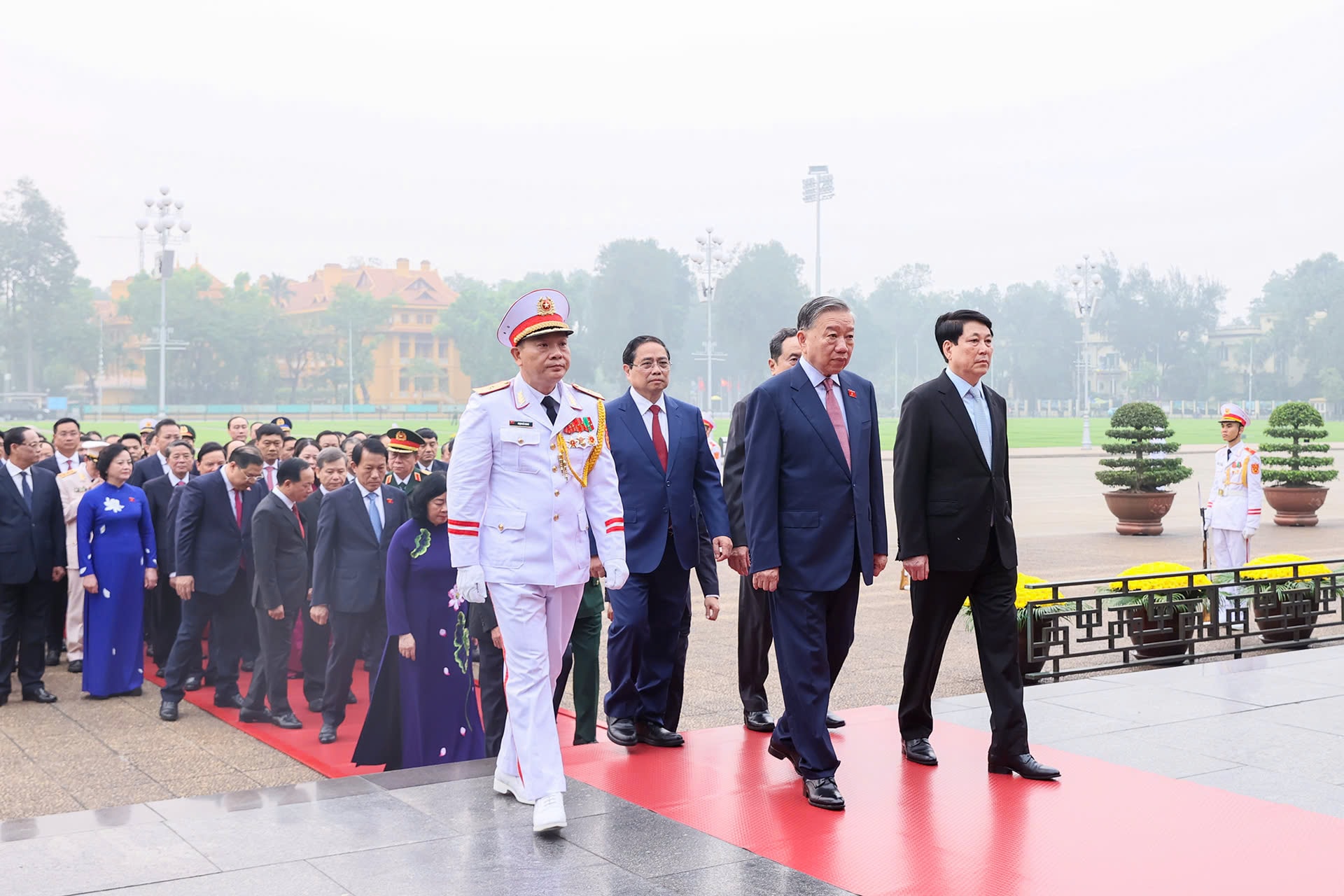 Lãnh đạo vào Lăng viếng Chủ tịch Hồ Chí Minh trước Kỳ họp Quốc hội 2026 - Ảnh 4. Lãnh đạo vào Lăng viếng Chủ tịch Hồ Chí Minh trước Kỳ họp Quốc hội 2026 - Ảnh 4.