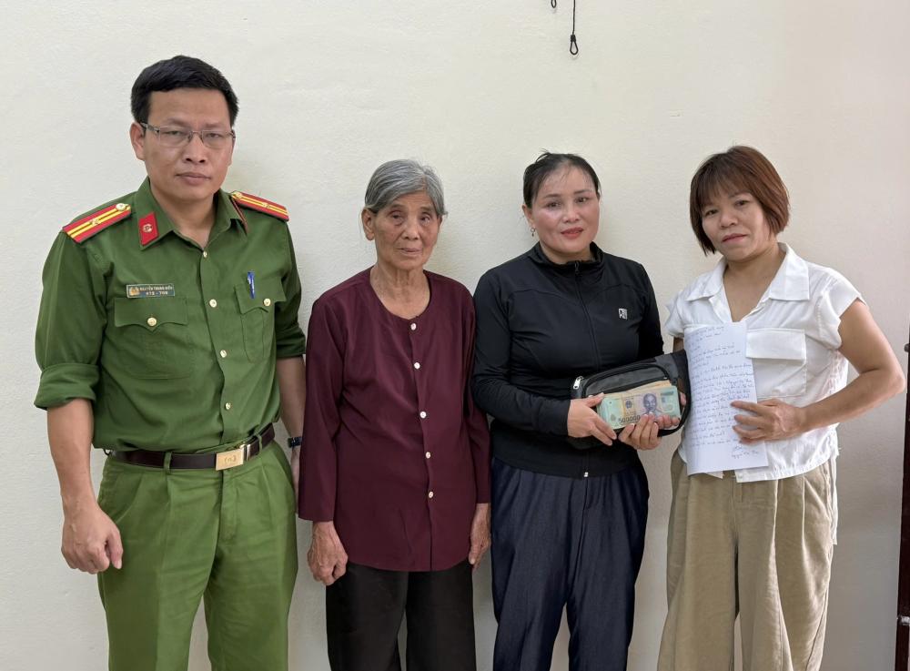Nhặt được hơn 56 triệu đồng, con dâu cùng mẹ chồng liền nhờ công an tìm người trả lại - Ảnh 1.