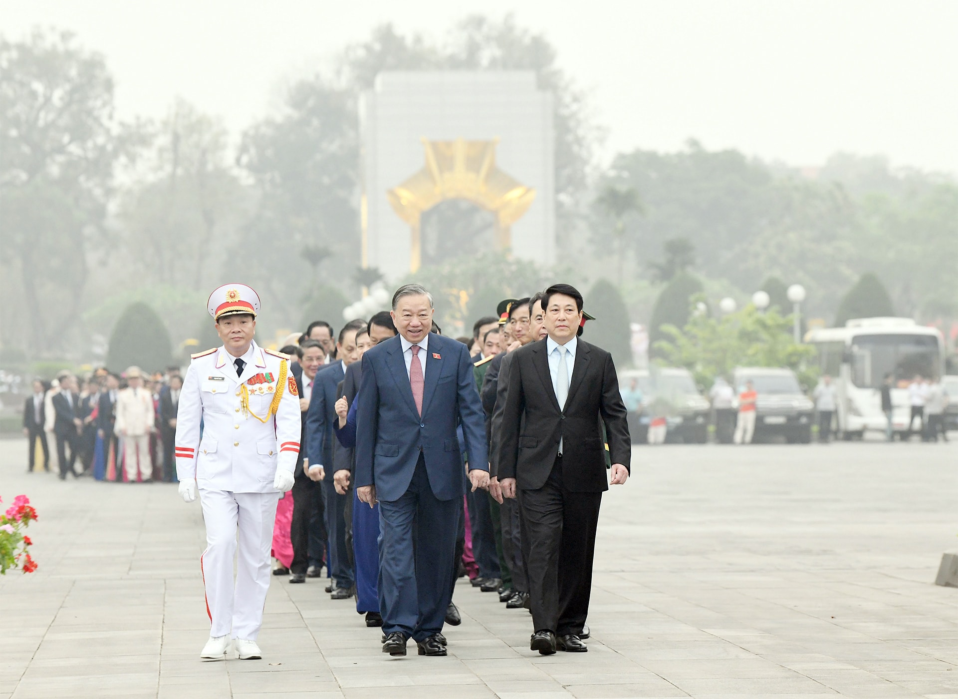 Lãnh đạo vào Lăng viếng Chủ tịch Hồ Chí Minh trước Kỳ họp Quốc hội 2026 - Ảnh 1. Lãnh đạo vào Lăng viếng Chủ tịch Hồ Chí Minh trước Kỳ họp Quốc hội 2026 - Ảnh 1.