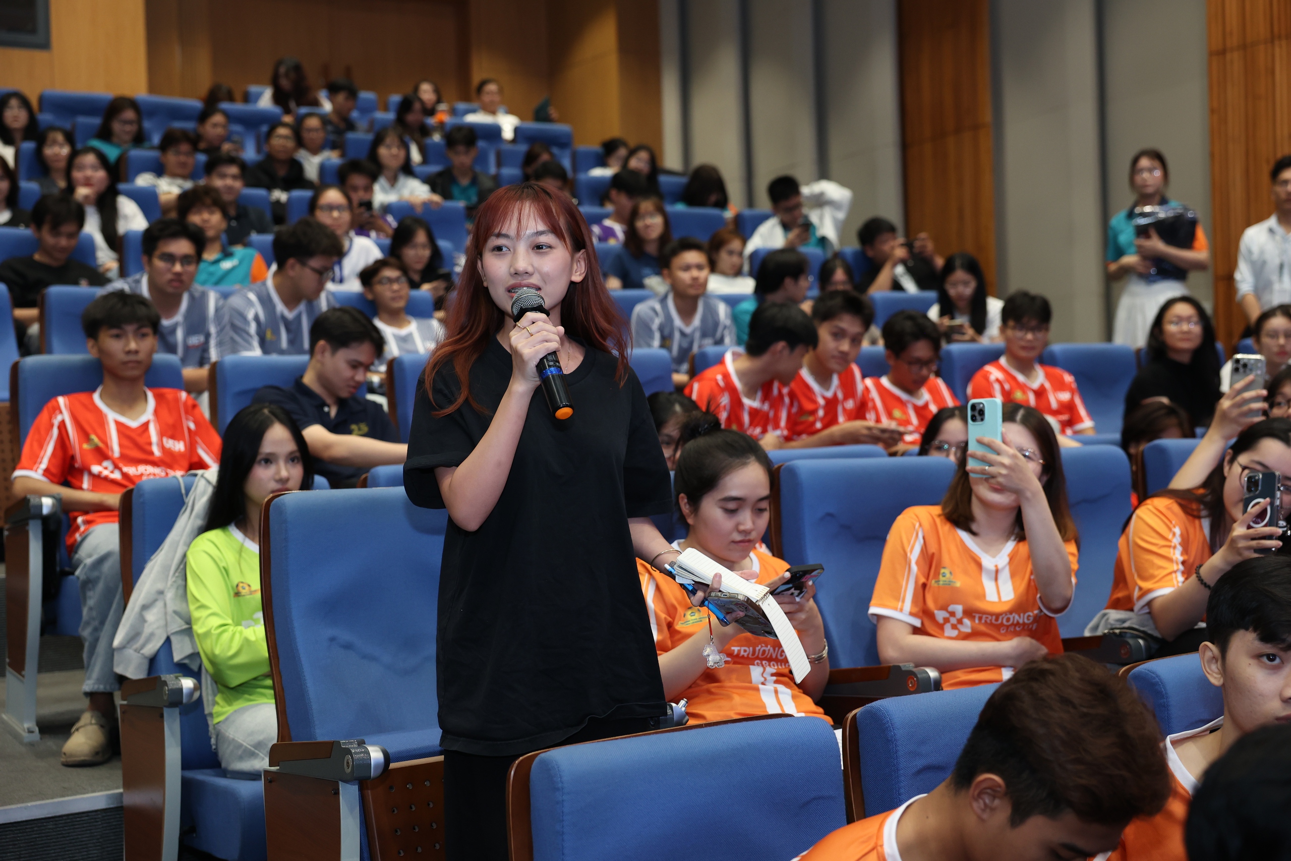 Nguyễn Công Phượng tiếp động lực cho bóng hồng sân cỏ ở ĐH Kinh tế TPHCM - Ảnh 4.