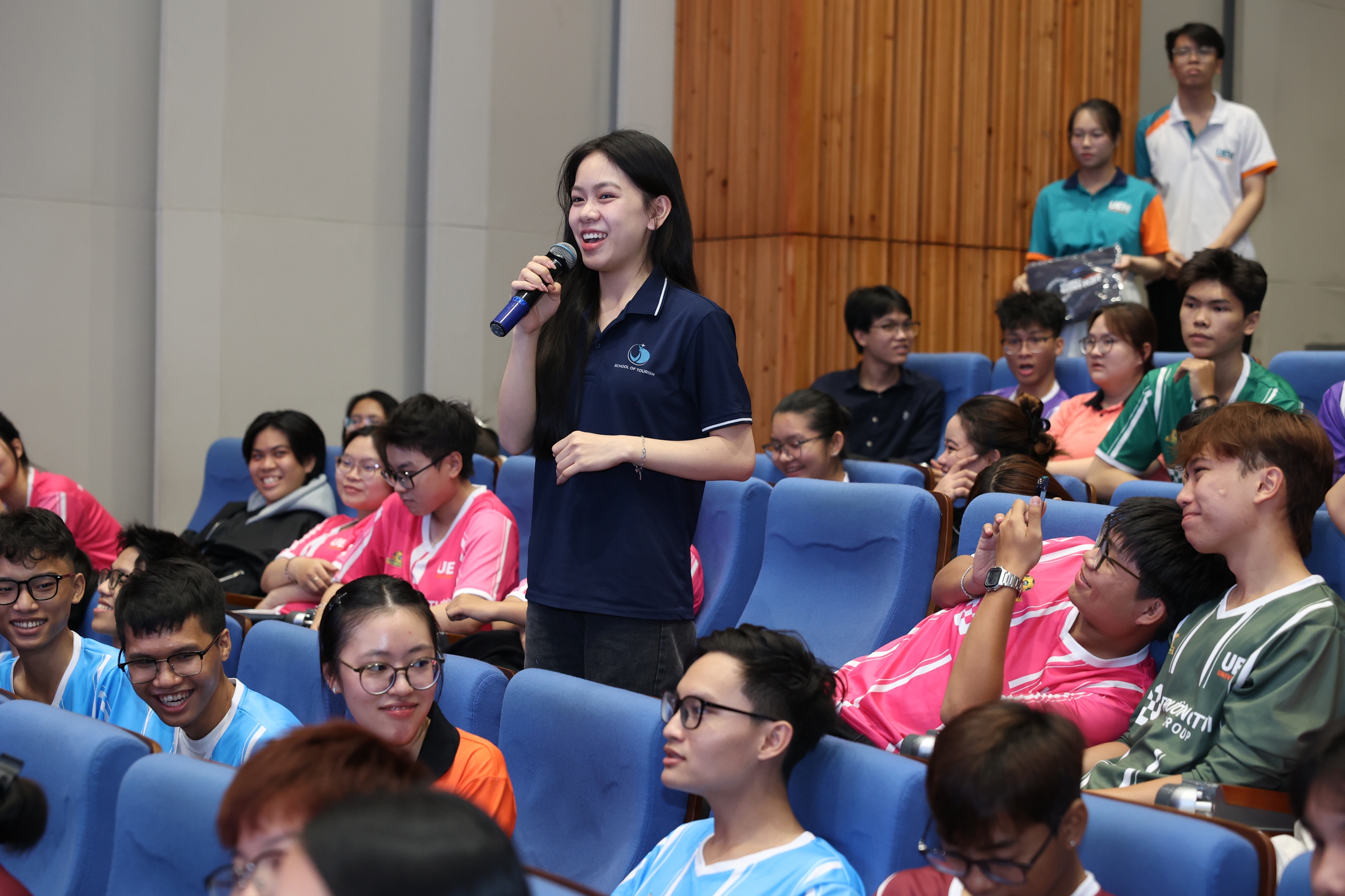 Nguyễn Công Phượng tiếp động lực cho bóng hồng sân cỏ ở ĐH Kinh tế TPHCM - Ảnh 2.