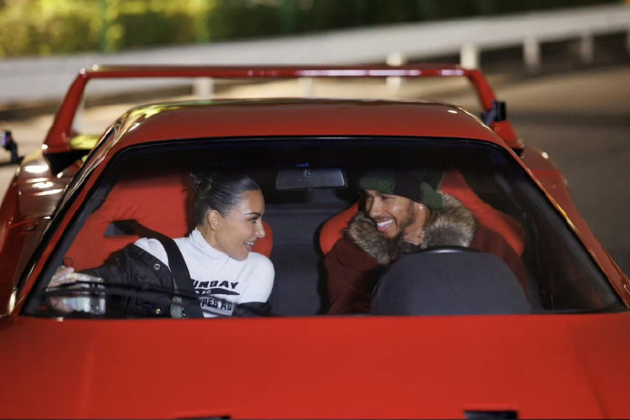 Tay đua Lewis Hamilton công khai yêu đương Kim