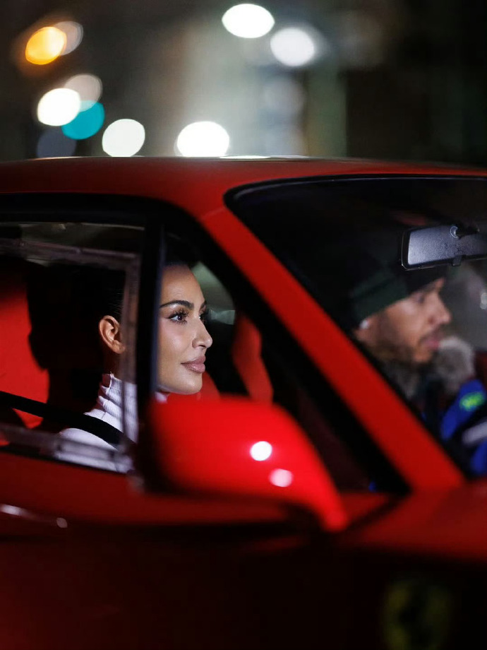 Tay đua Lewis Hamilton công khai yêu đương Kim