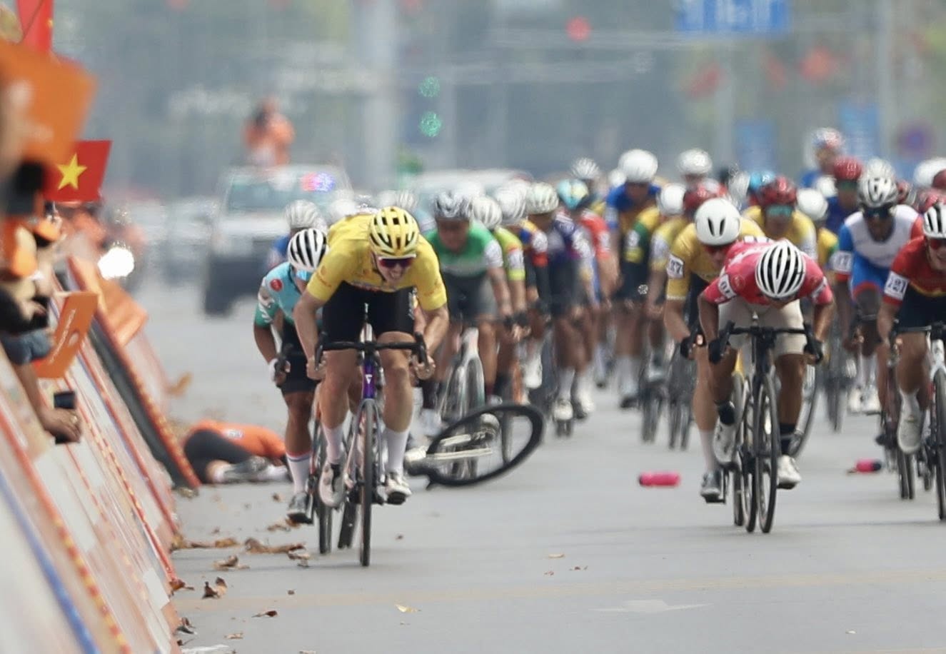 Áo Cam Nguyễn Văn Bình gặp nạn đáng tiếc tại đích đến chặng 5 Cúp truyền hình TP HCM 2026 - Ảnh 3.