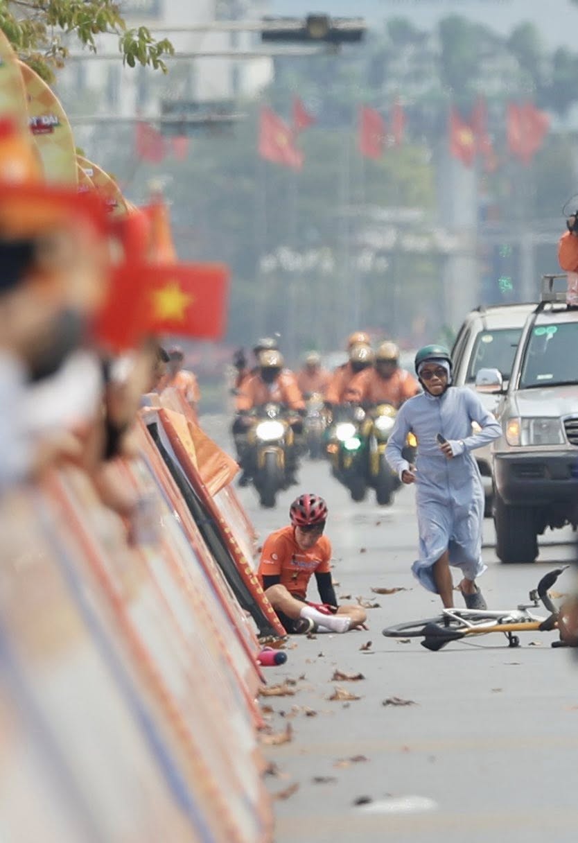 Áo Cam Nguyễn Văn Bình gặp nạn đáng tiếc tại đích đến chặng 5 Cúp truyền hình TP HCM 2026 - Ảnh 1.