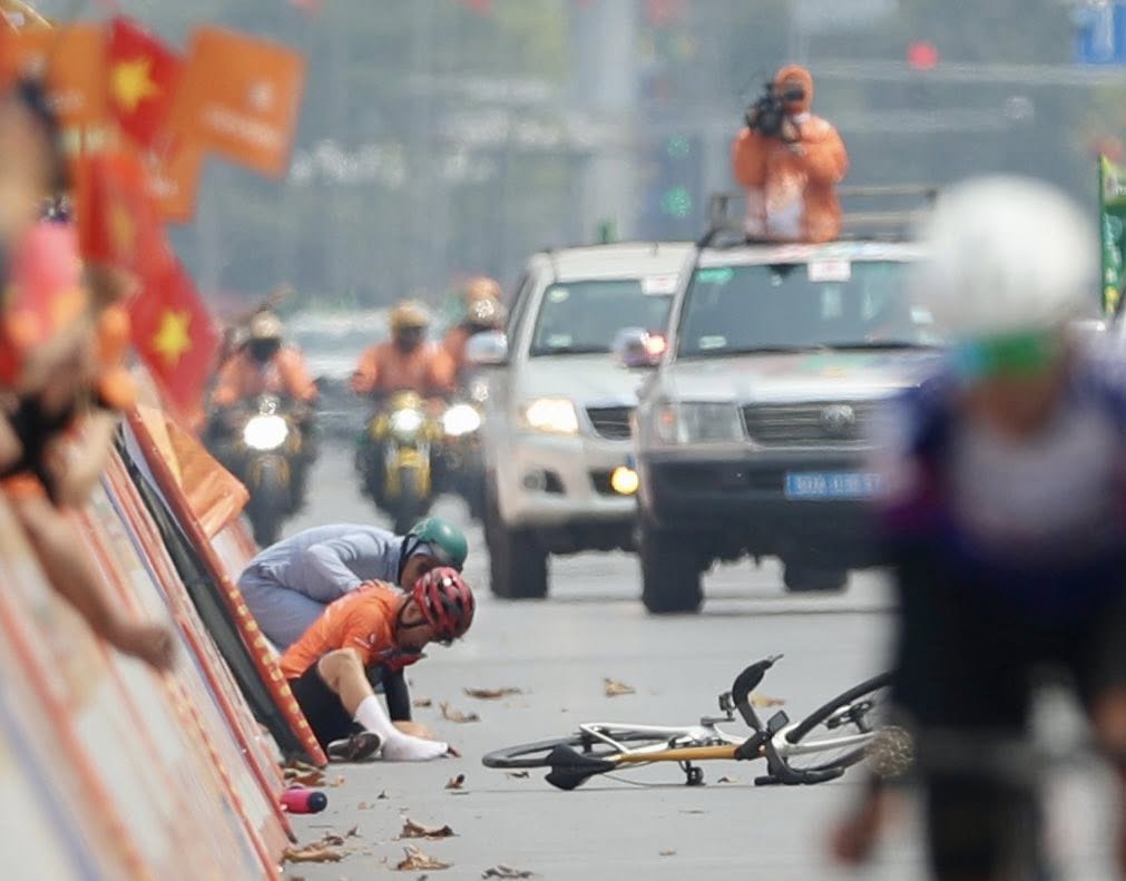 Áo Cam Nguyễn Văn Bình gặp nạn đáng tiếc tại đích đến chặng 5 Cúp truyền hình TP HCM 2026 - Ảnh 2.