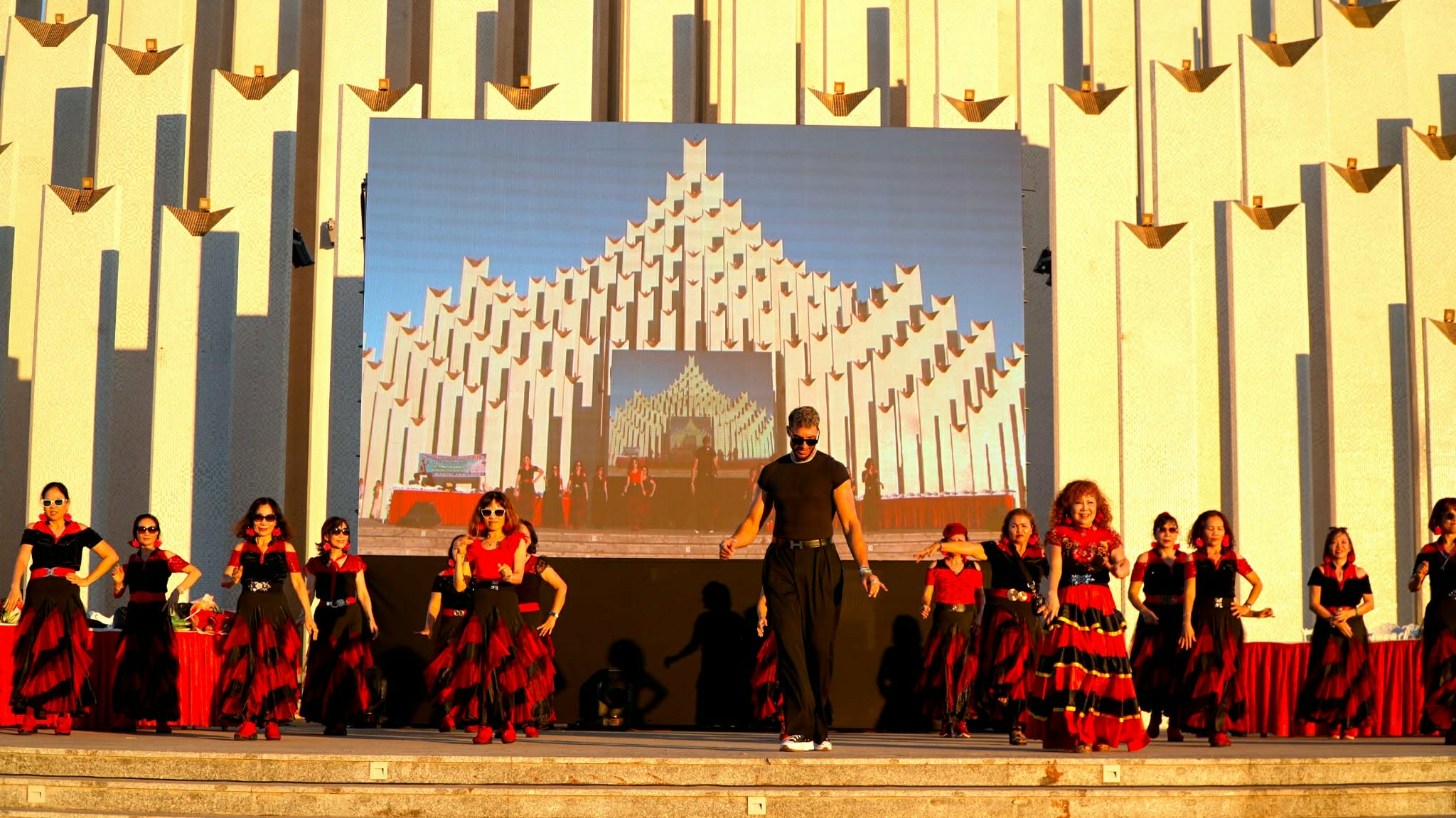 Hơn 500 người học m&uacute;a miễn ph&iacute; Line Dance tại Vũng T&agrave;u - Ảnh 2.