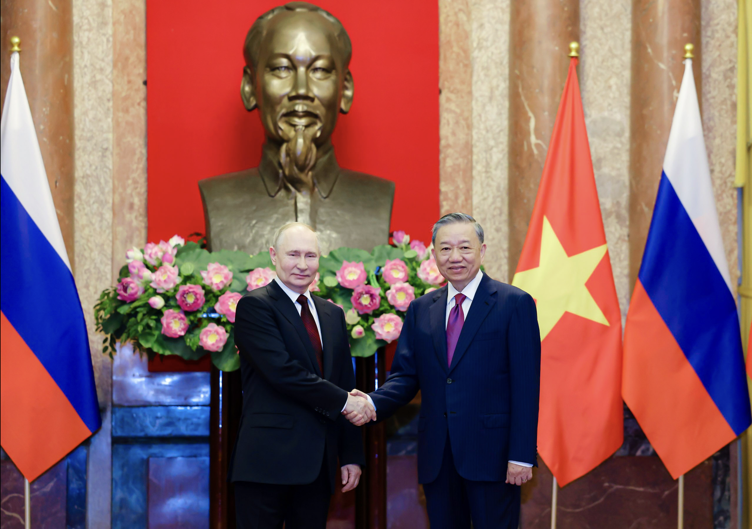 Tổng thống Nga Vladimir Putin ch&uacute;c mừng Tổng B&iacute; thư, Chủ tịch nước T&ocirc; L&acirc;m - Ảnh 1.