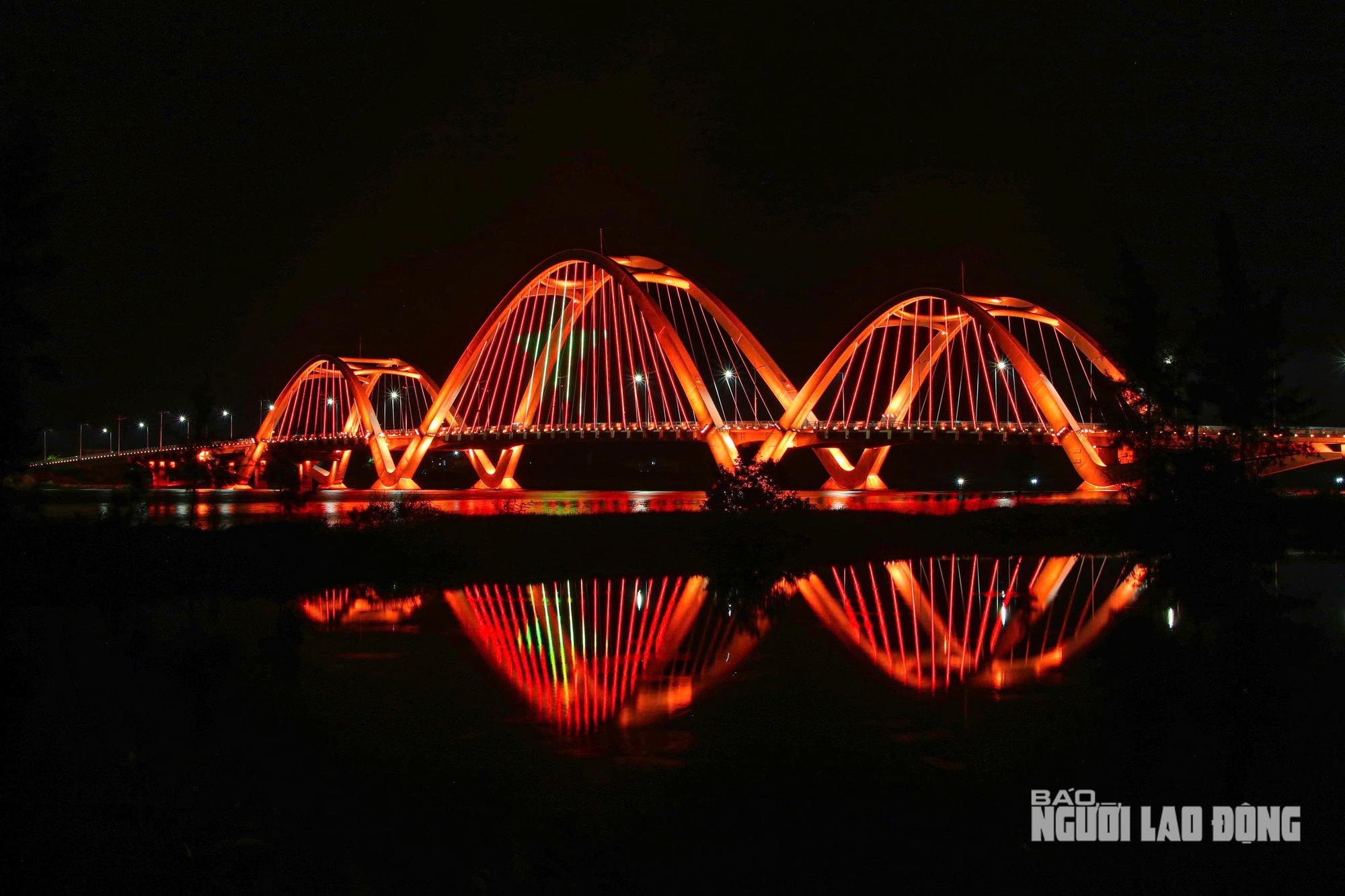 Nghịch lý cây cầu 1.300 tỉ đồng đã sáng đèn nhưng xe chưa thể qua? - Ảnh 1. Nghịch lý cây cầu 1.300 tỉ đồng đã sáng đèn nhưng xe chưa thể qua? - Ảnh 1.