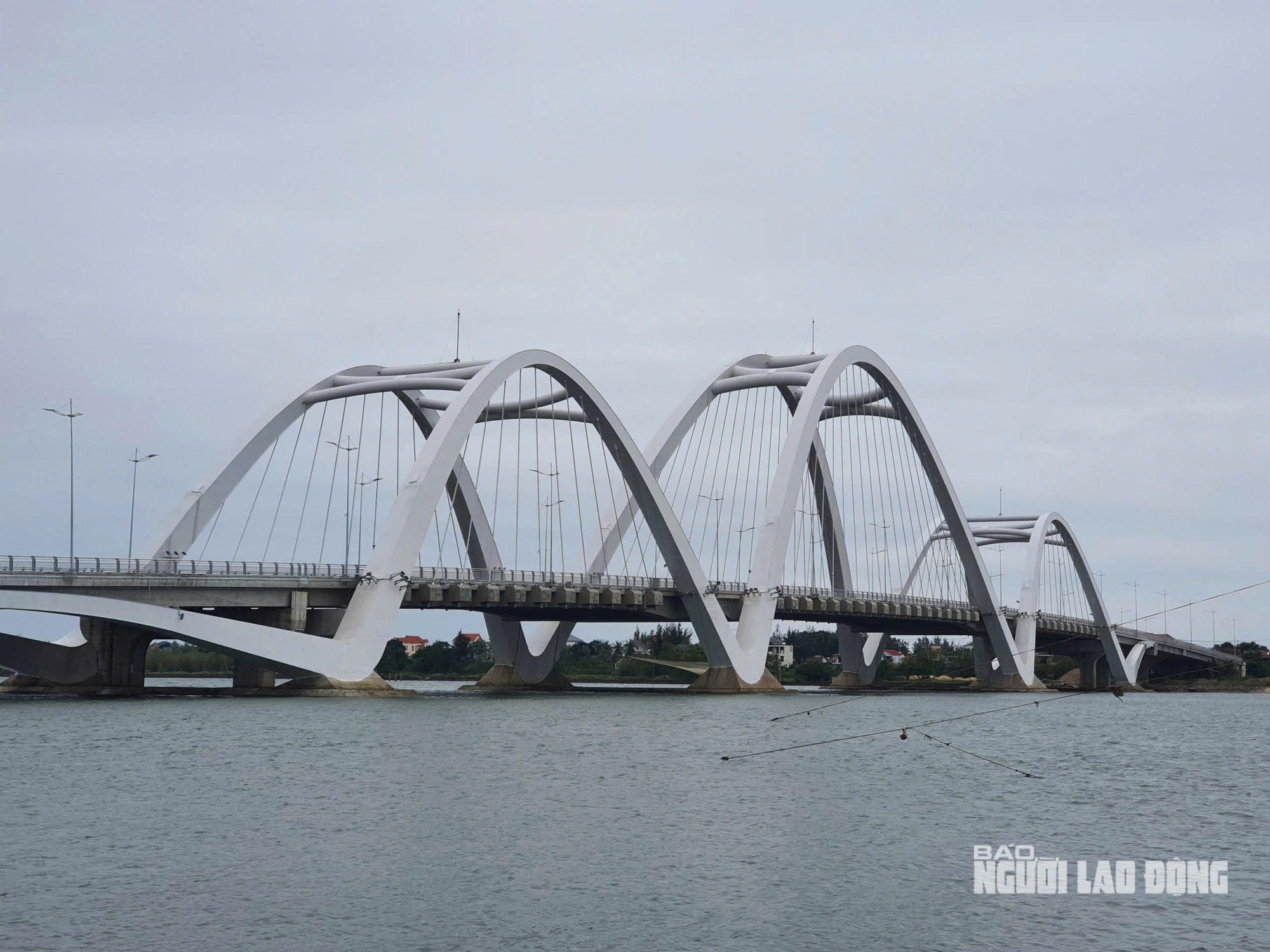 Nghịch lý cây cầu 1.300 tỉ đồng đã sáng đèn nhưng xe chưa thể qua? - Ảnh 2. Nghịch lý cây cầu 1.300 tỉ đồng đã sáng đèn nhưng xe chưa thể qua? - Ảnh 2.