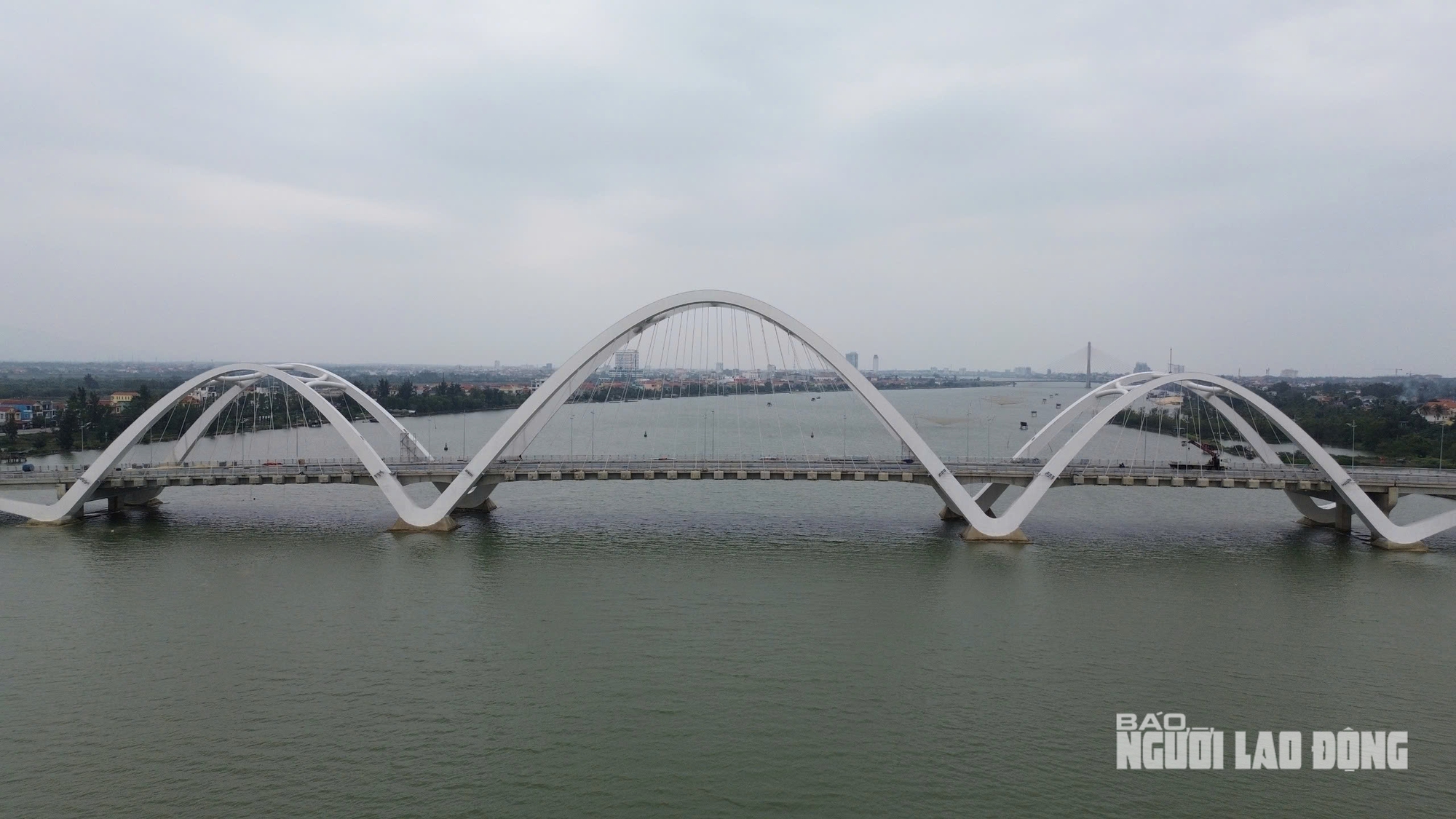 Nghịch lý cây cầu 1.300 tỉ đồng đã sáng đèn nhưng xe chưa thể qua? - Ảnh 3. Nghịch lý cây cầu 1.300 tỉ đồng đã sáng đèn nhưng xe chưa thể qua? - Ảnh 3.