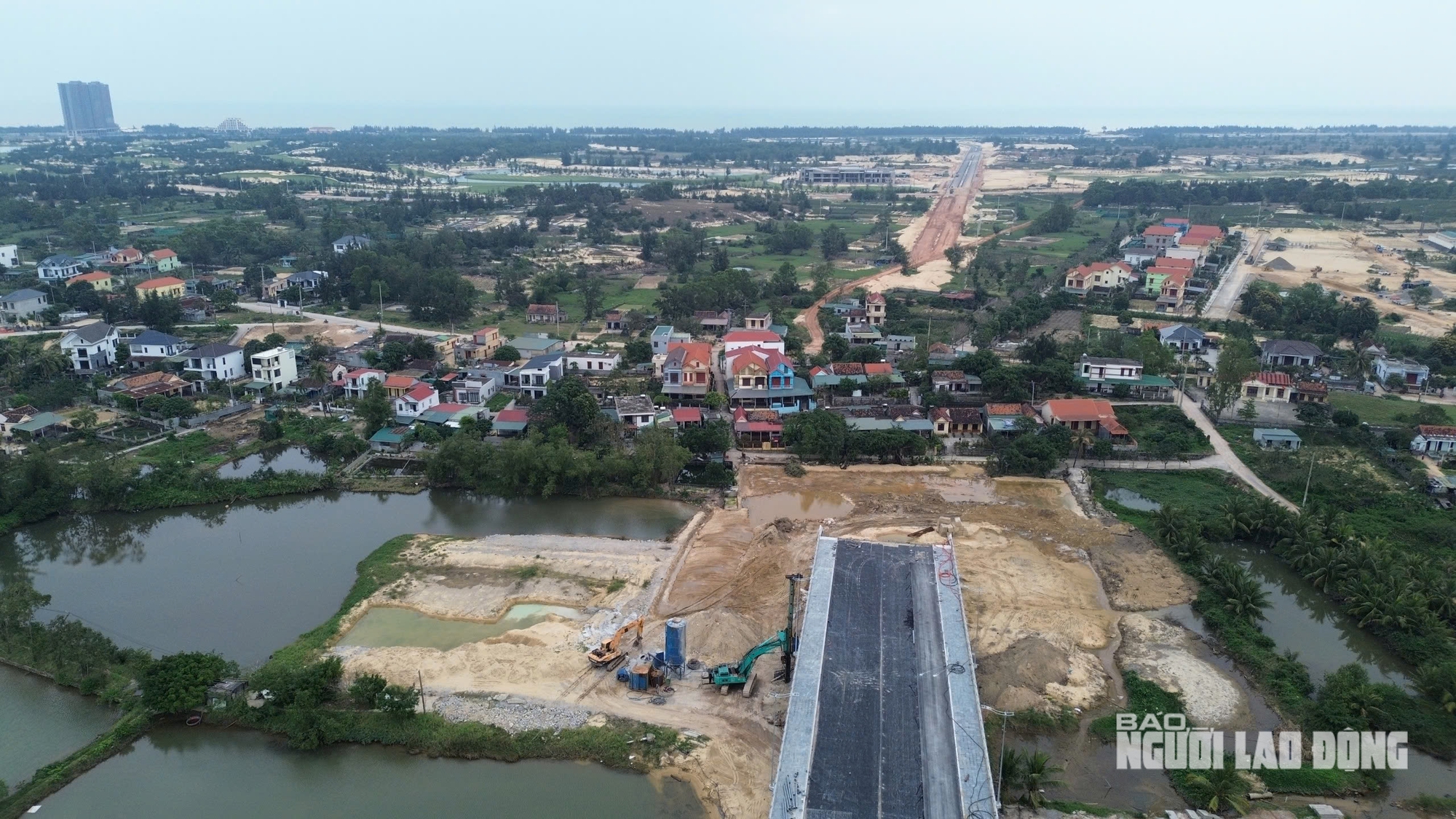 Nghịch lý cây cầu 1.300 tỉ đồng đã sáng đèn nhưng xe chưa thể qua? - Ảnh 4. Nghịch lý cây cầu 1.300 tỉ đồng đã sáng đèn nhưng xe chưa thể qua? - Ảnh 4.