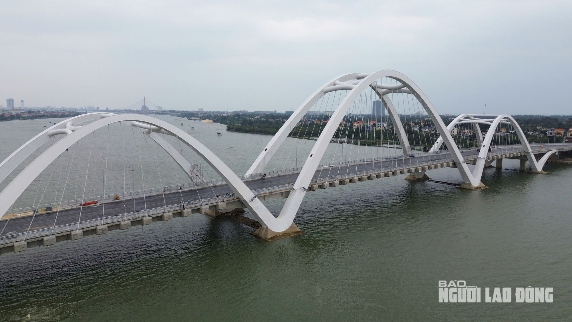 Nghịch lý cây cầu 1.300 tỉ đồng đã sáng đèn nhưng xe chưa thể qua? - Ảnh 5. Nghịch lý cây cầu 1.300 tỉ đồng đã sáng đèn nhưng xe chưa thể qua? - Ảnh 5.