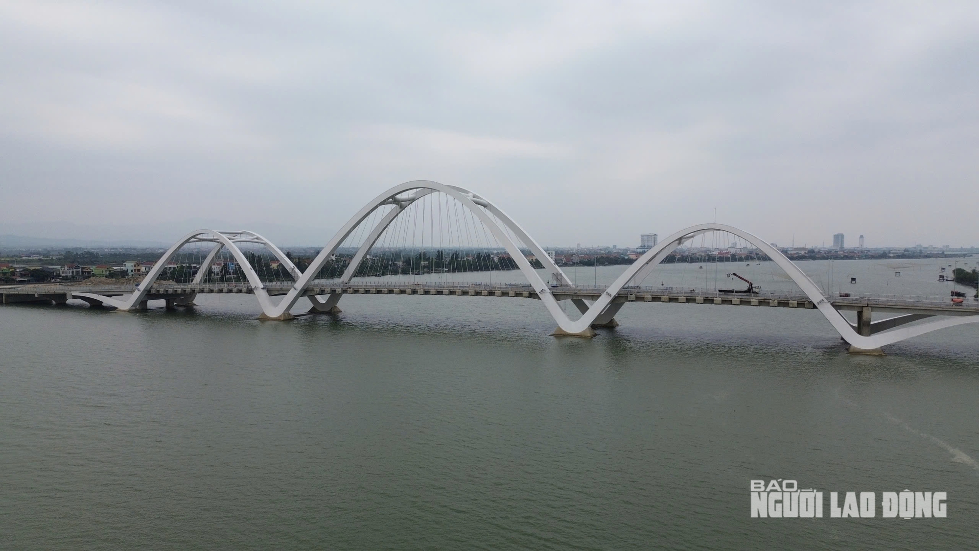 Nghịch lý cây cầu 1.300 tỉ đồng đã sáng đèn nhưng xe chưa thể qua? - Ảnh 6. Nghịch lý cây cầu 1.300 tỉ đồng đã sáng đèn nhưng xe chưa thể qua? - Ảnh 6.