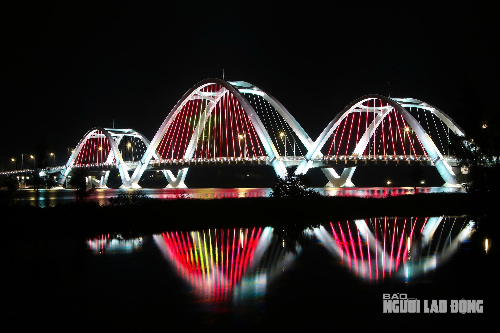 Nghịch lý cây cầu 1.300 tỉ đồng đã sáng đèn nhưng xe chưa thể qua? - Ảnh 7. Nghịch lý cây cầu 1.300 tỉ đồng đã sáng đèn nhưng xe chưa thể qua? - Ảnh 7.