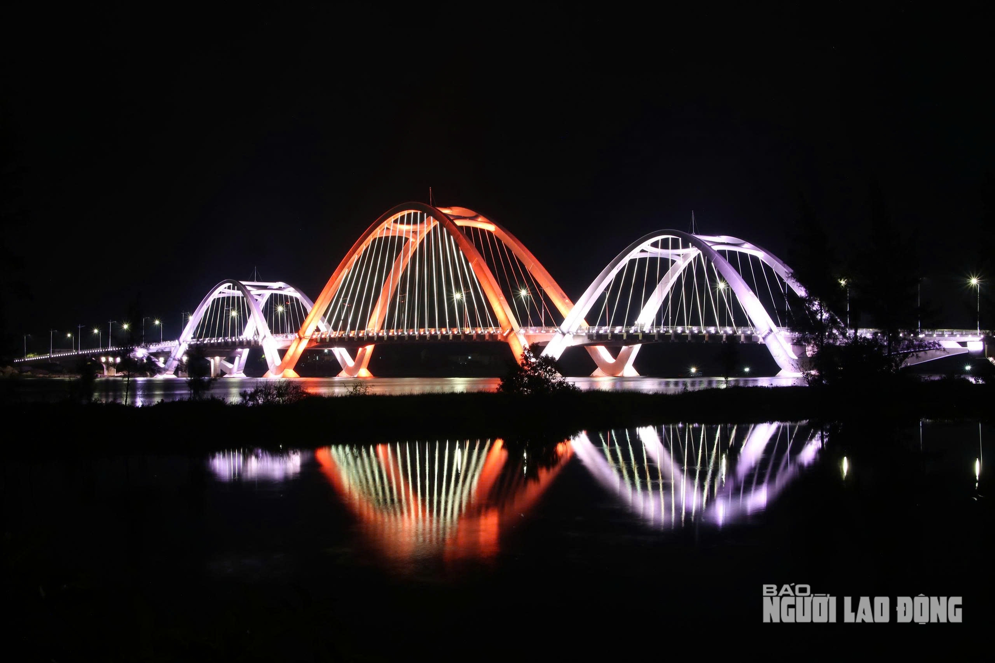 Nghịch lý cây cầu 1.300 tỉ đồng đã sáng đèn nhưng xe chưa thể qua? - Ảnh 8. Nghịch lý cây cầu 1.300 tỉ đồng đã sáng đèn nhưng xe chưa thể qua? - Ảnh 8.