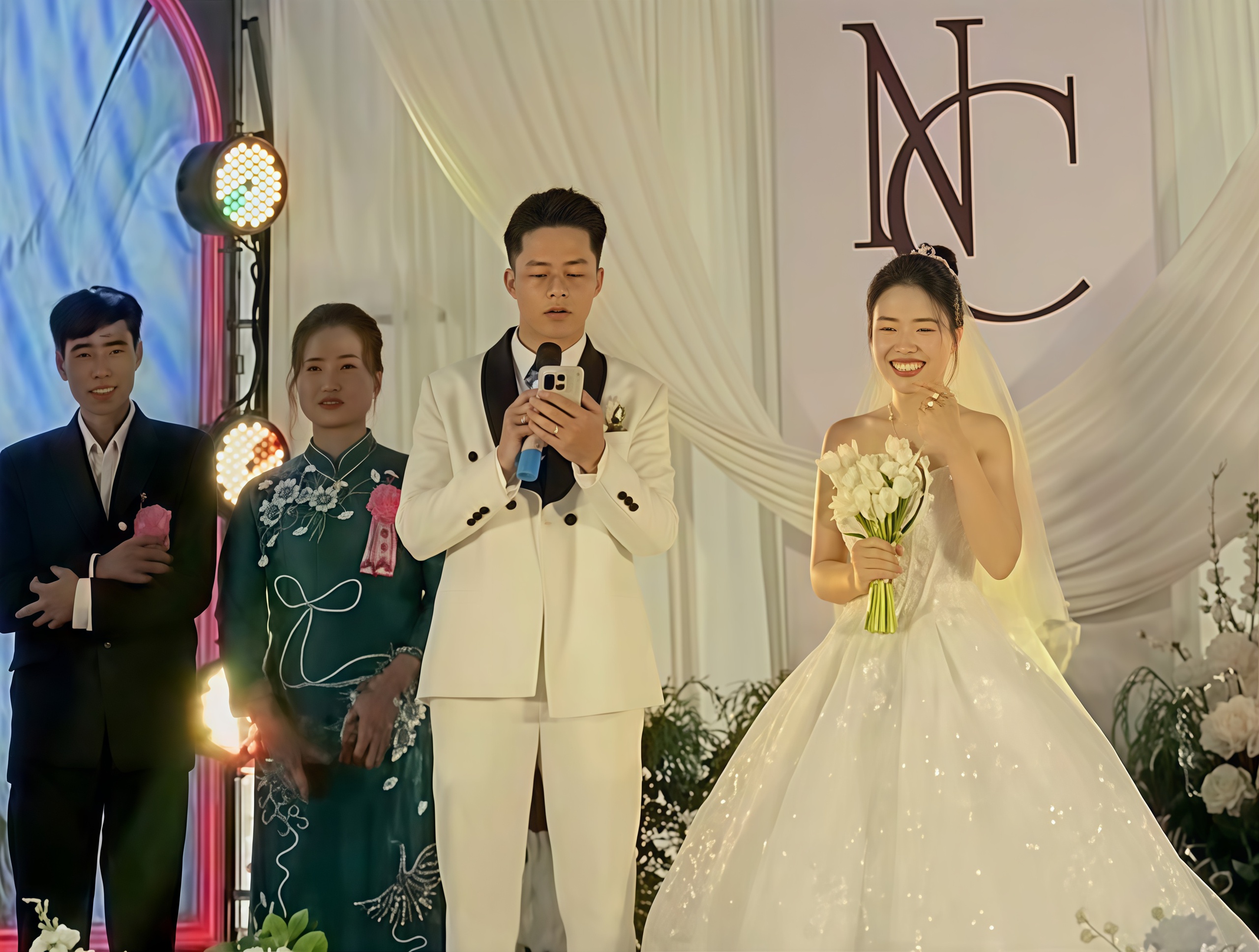 Chú rể Trung Quốc gây cười trong đám cưới Quảng Trị với phát biểu hài hước - Ảnh 1.